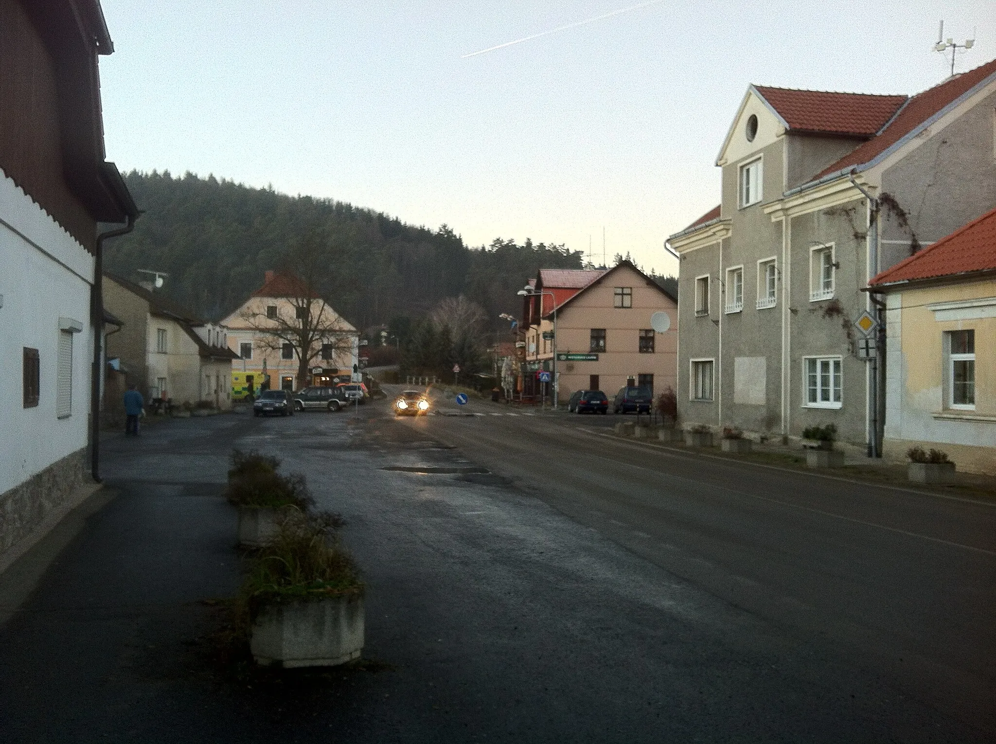 Photo showing: Střed Nespek, za stromem Stará hospoda, přes silnici hotel Lauřím.