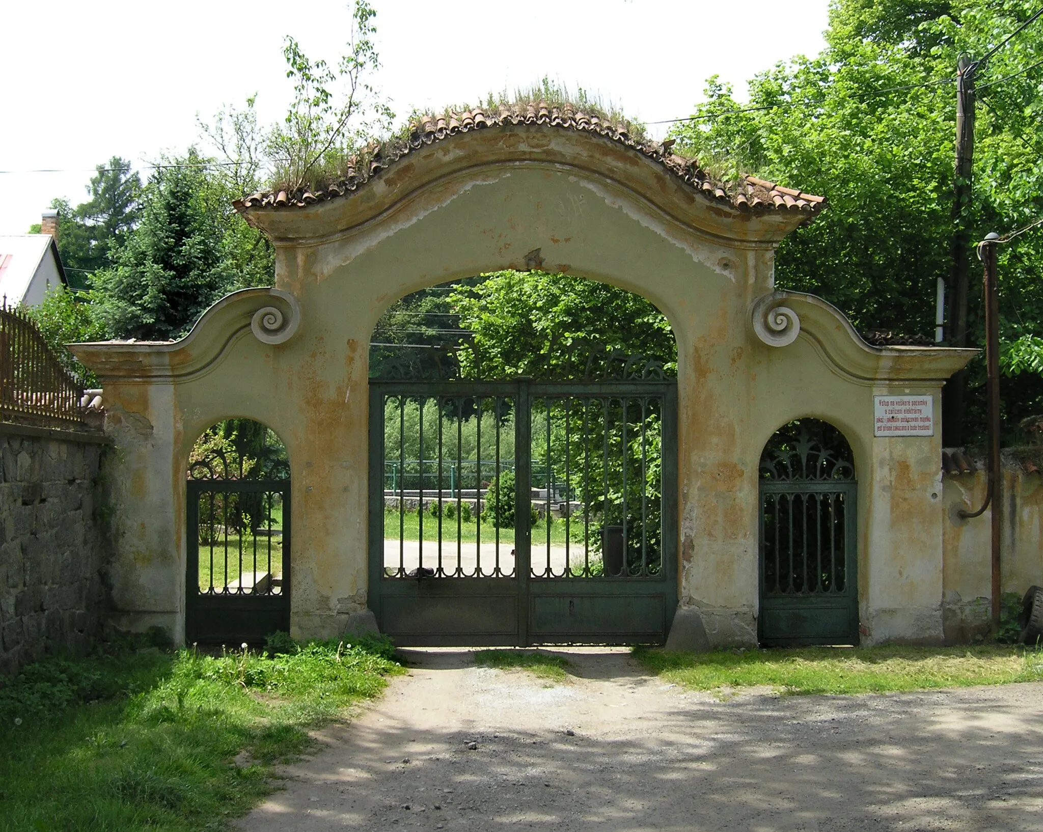 Photo showing: Old gate in Krhanice, Czech Republic