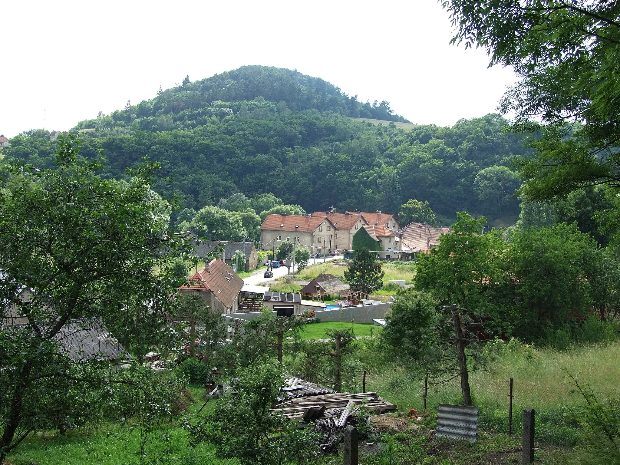 Photo showing: Hřeben mount from edge of Chrustenice village and part of the village itself