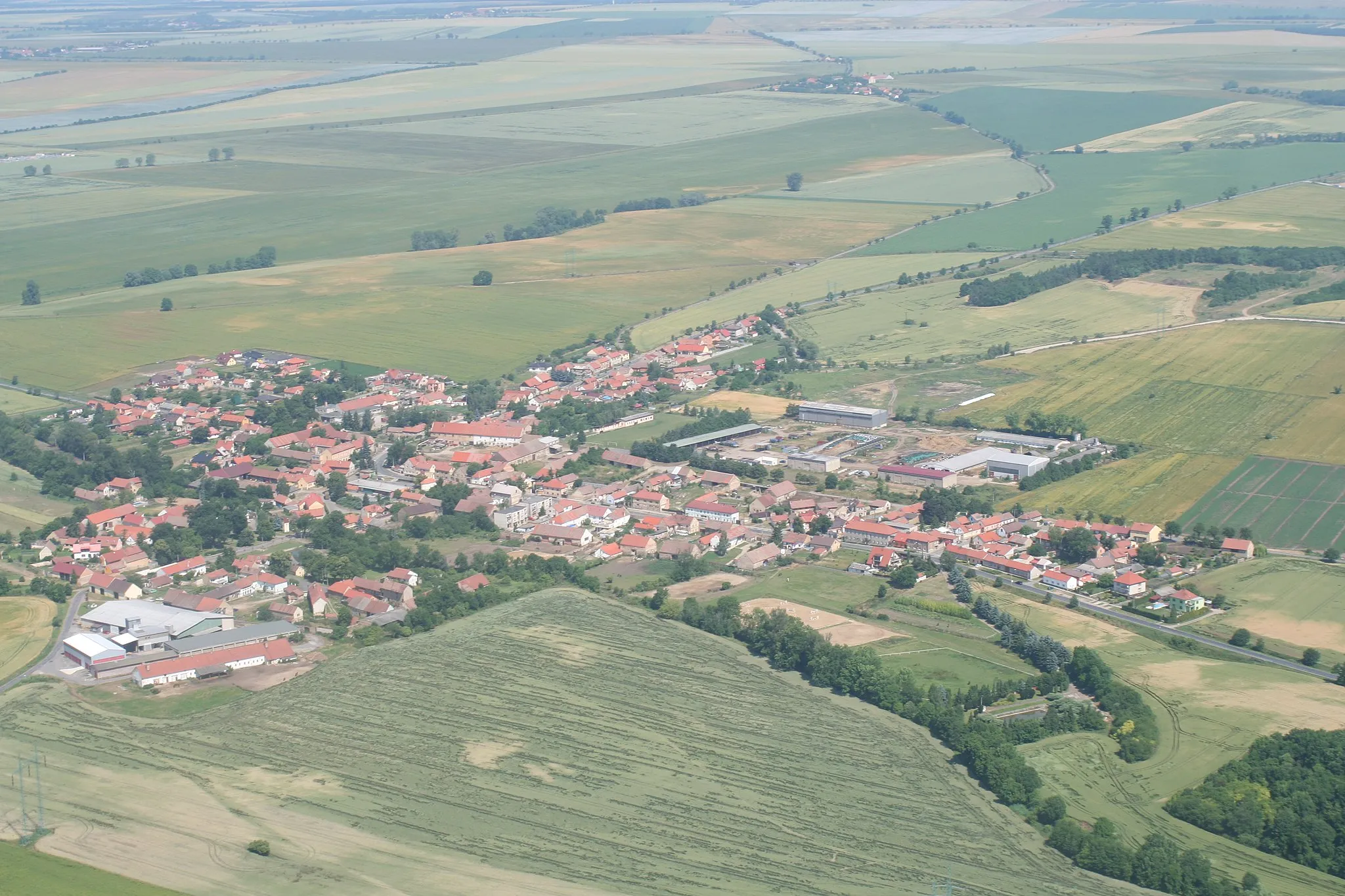 Photo showing: Černuc (okr. Kladno), letecký pohled od JV