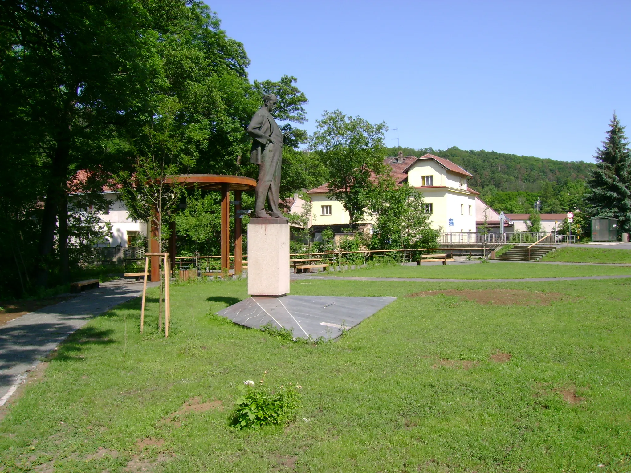 Photo showing: The statue of Antonín Zápotocký (1884–1957) in his birthtown Zákolany, Kladno District, the Czech Republic. Sculptor: Viktor Dobrovolný (1909–1987)