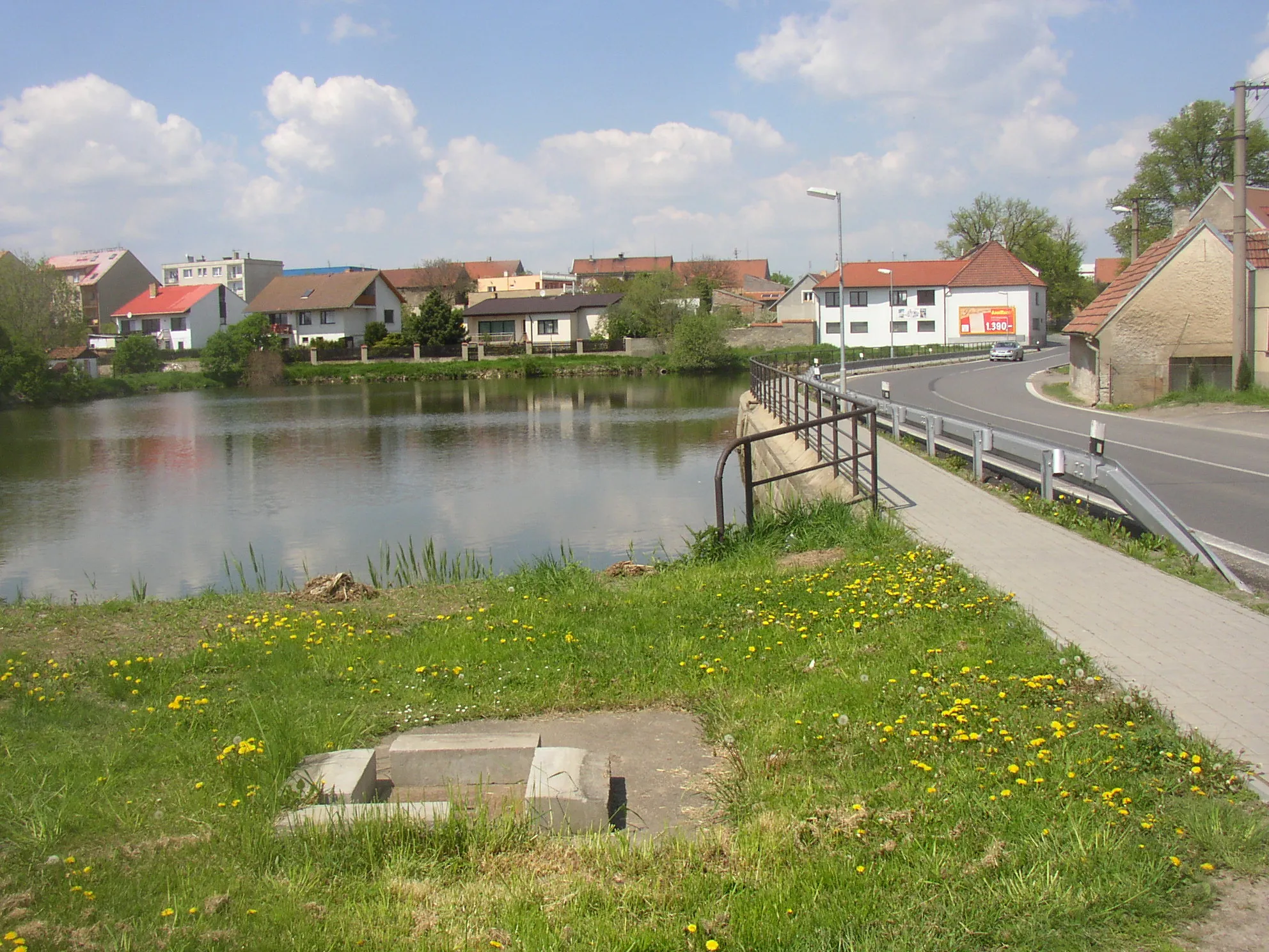 Photo showing: Velké Přítočno, Kladno District, Czech Republic. A pond besides thoroughfare.