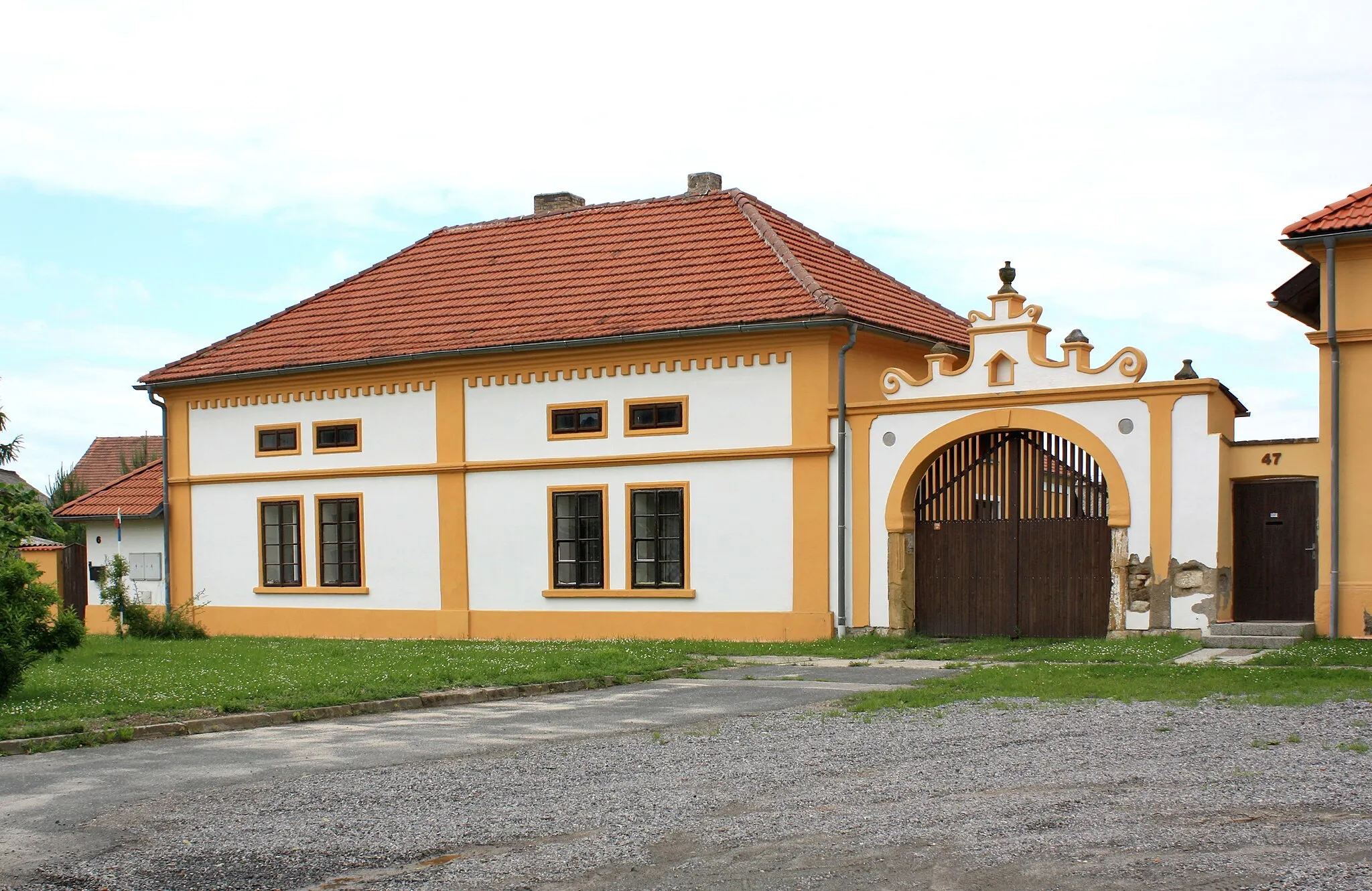 Photo showing: Old farm in Rostoklaty, Czech Republic