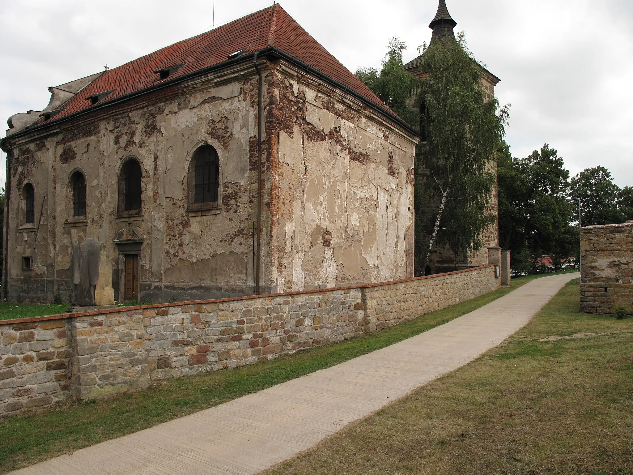 Photo showing: Church of St Wenceslaus with the bell tower in background in Přistoupim village, Kolín District, Czech Republic.