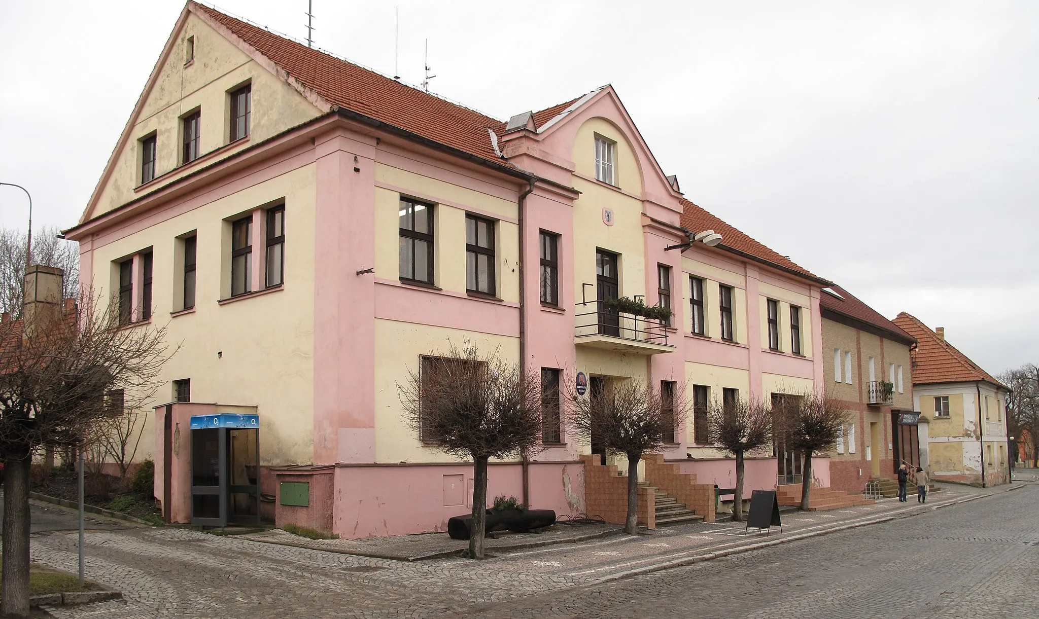 Photo showing: Municipal office in Byšice village, Mělník District, Czech Republic.