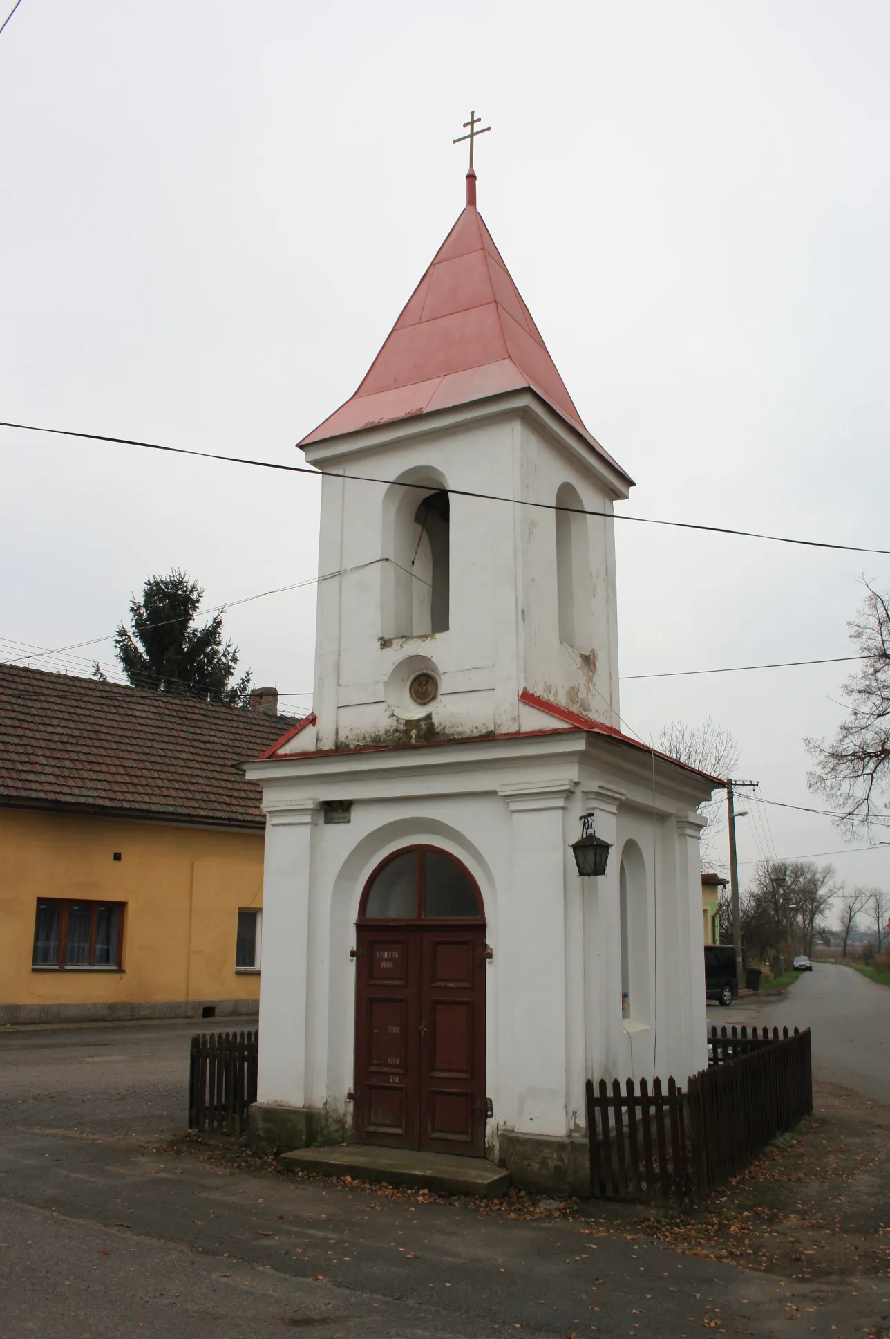 Photo showing: Kaplička svatého Václava v obci Kly (pohled od severozápadu).