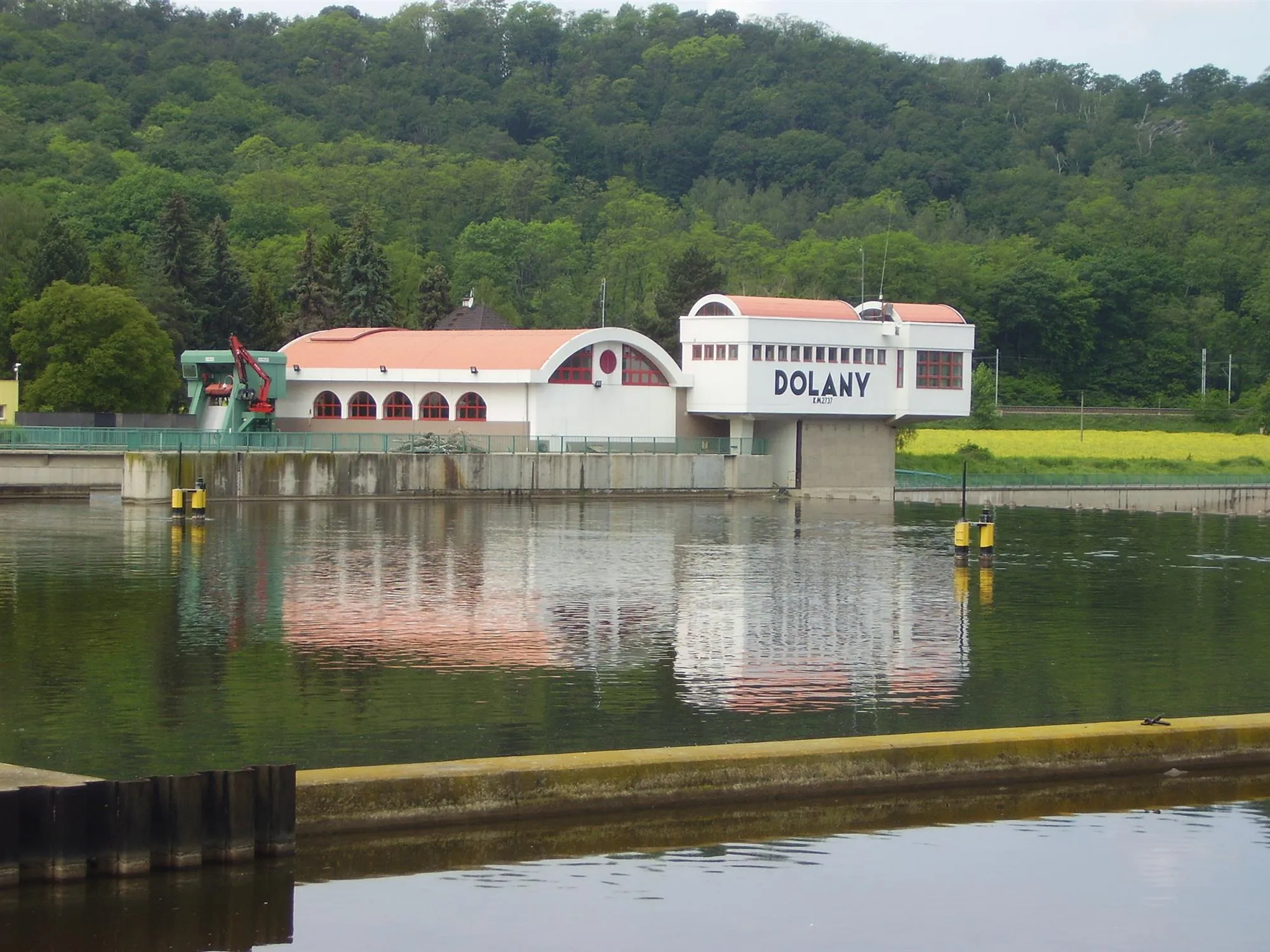 Photo showing: Weir with power plant on the Vltava between Libčice nad Vltavou and Dolany