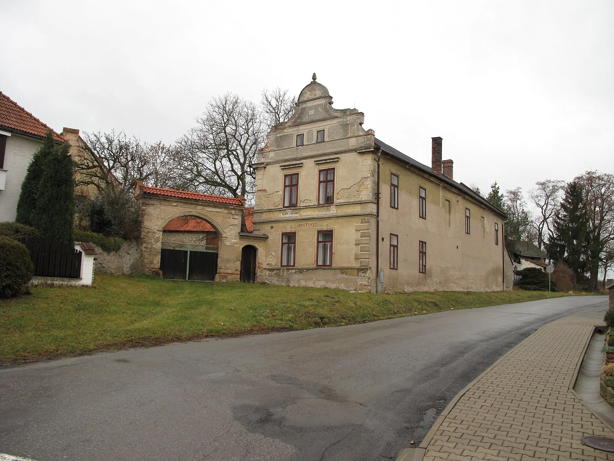 Photo showing: Farm and gate in Krpy village, Mladá Boleslav District, Czech Republic.