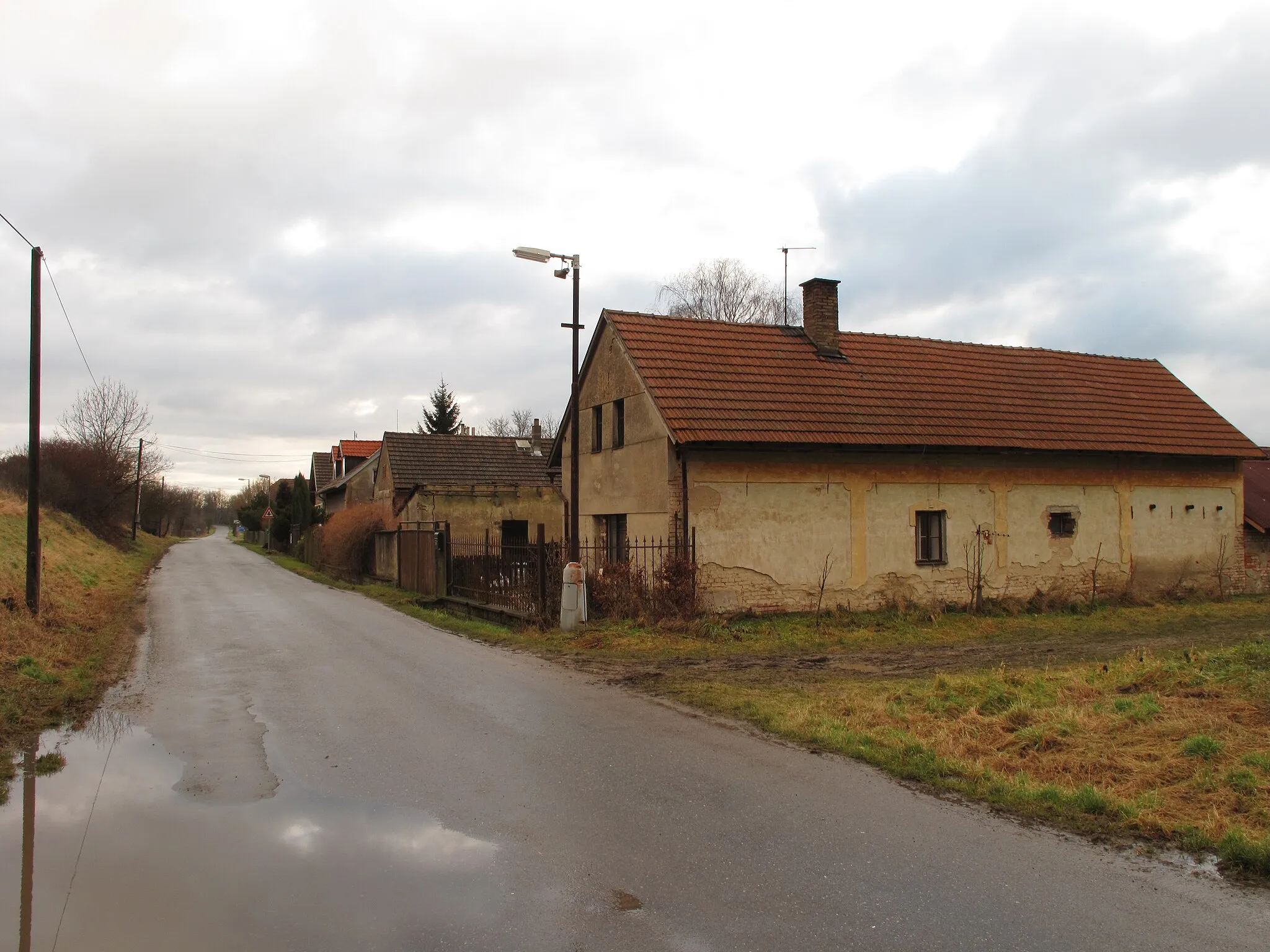 Photo showing: Cottages on the edge of Krpy village, Mladá Boleslav District, Czech Republic.