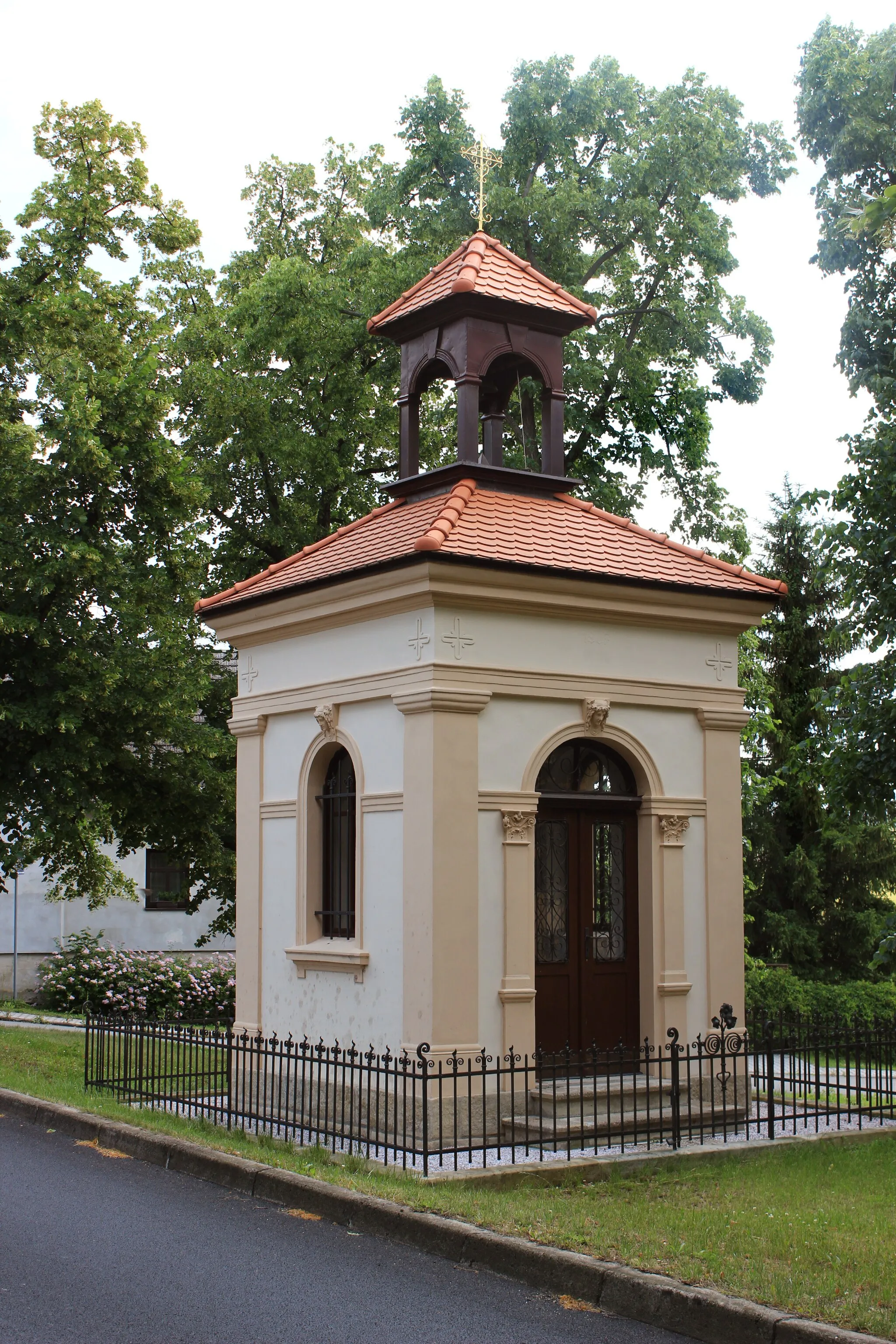 Photo showing: Common chapel in Charvatce, Czech Republic.