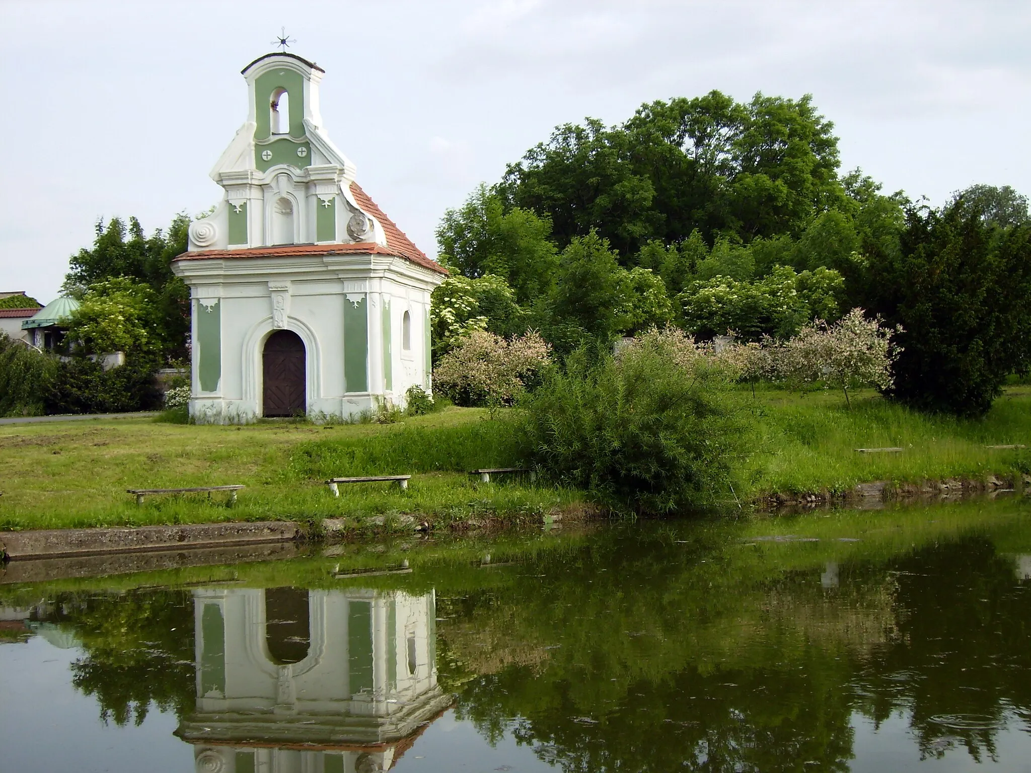 Photo showing: Baroque chapel of St Wenceslas in Černíky, Nymburk District, Czech Republic