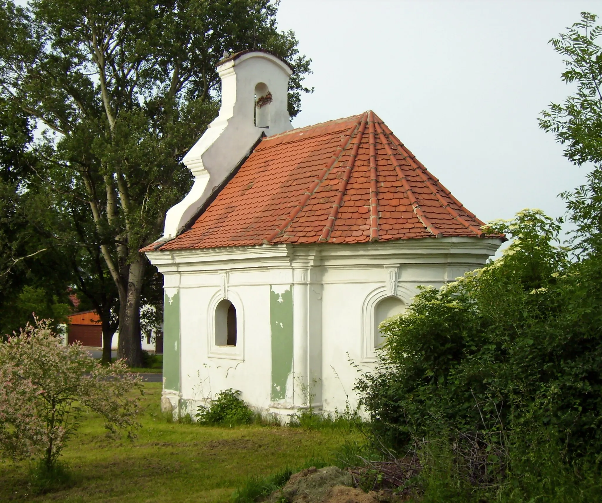 Photo showing: Baroque chapel of St Wenceslas in Černíky, Nymburk District, Czech Republic
