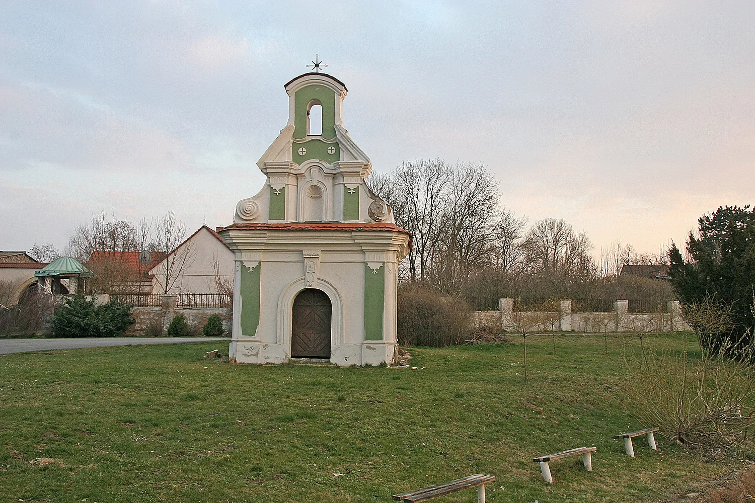 Photo showing: Baroque chapel of St Wenceslas in Černíky, Nymburk District, Czech Republic