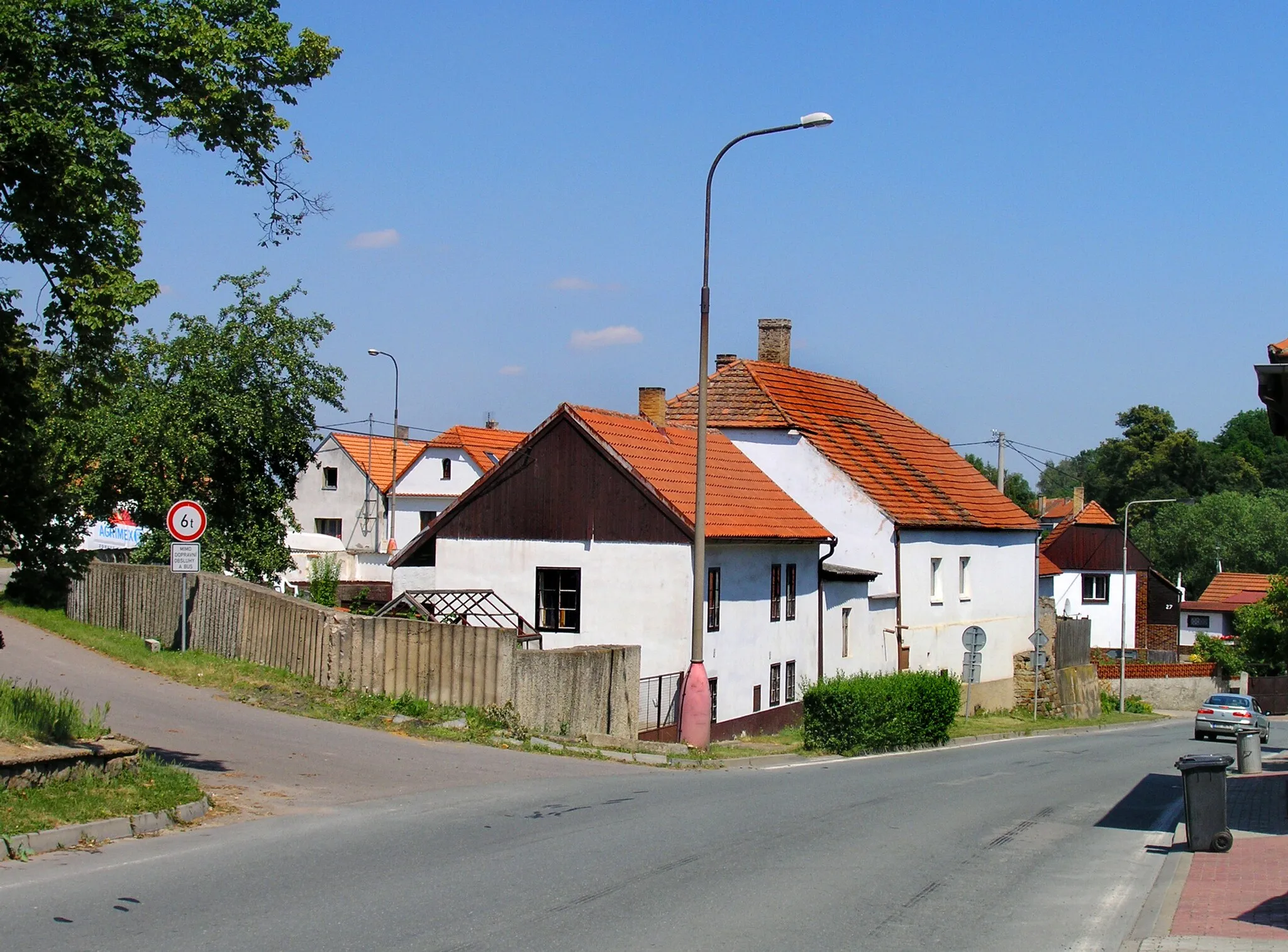 Photo showing: Old farm in Zápy, Czech Republic