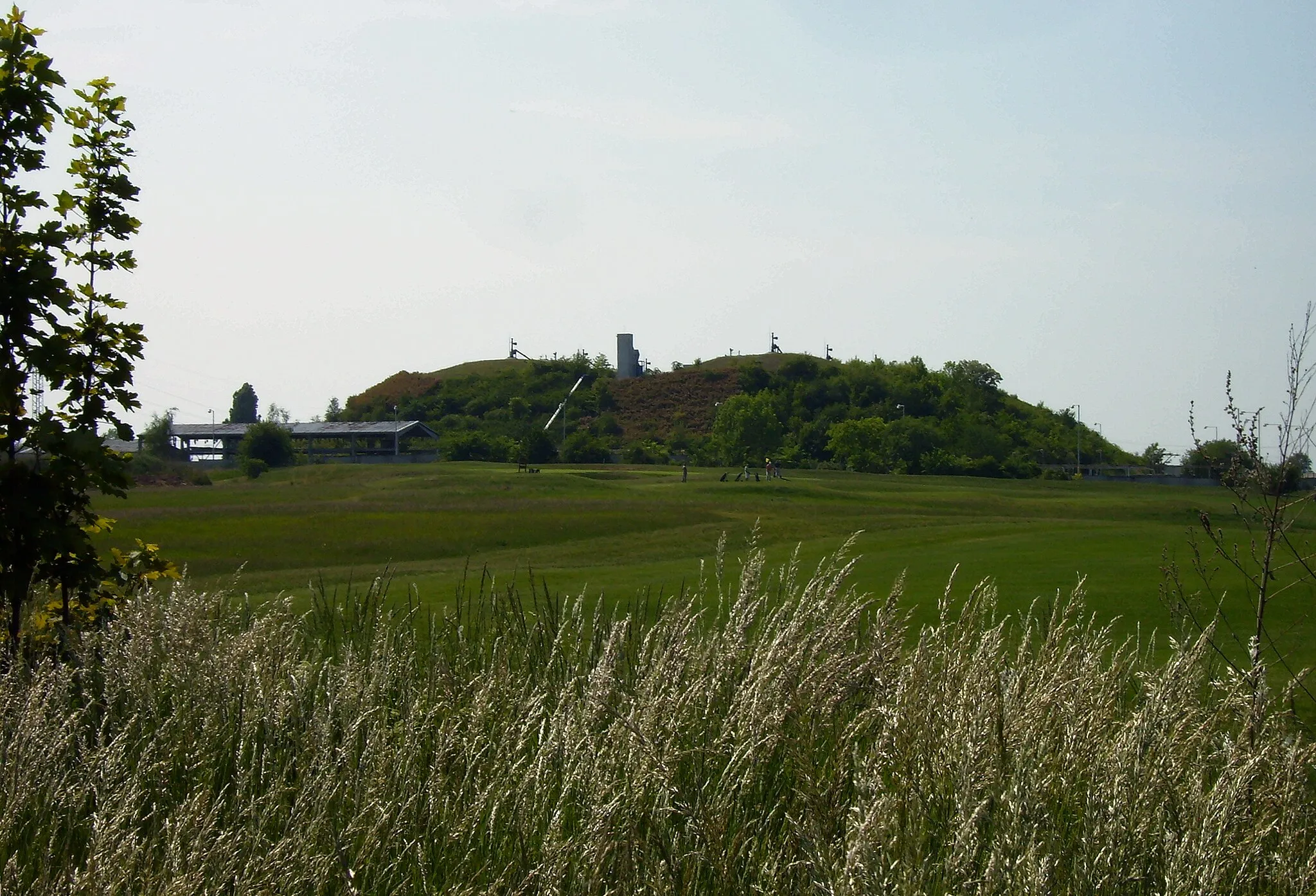 Photo showing: Mstětice - v popředí golfové hřiště, v pozadí zásobníky ropných produktů společnosti ČEPRO.