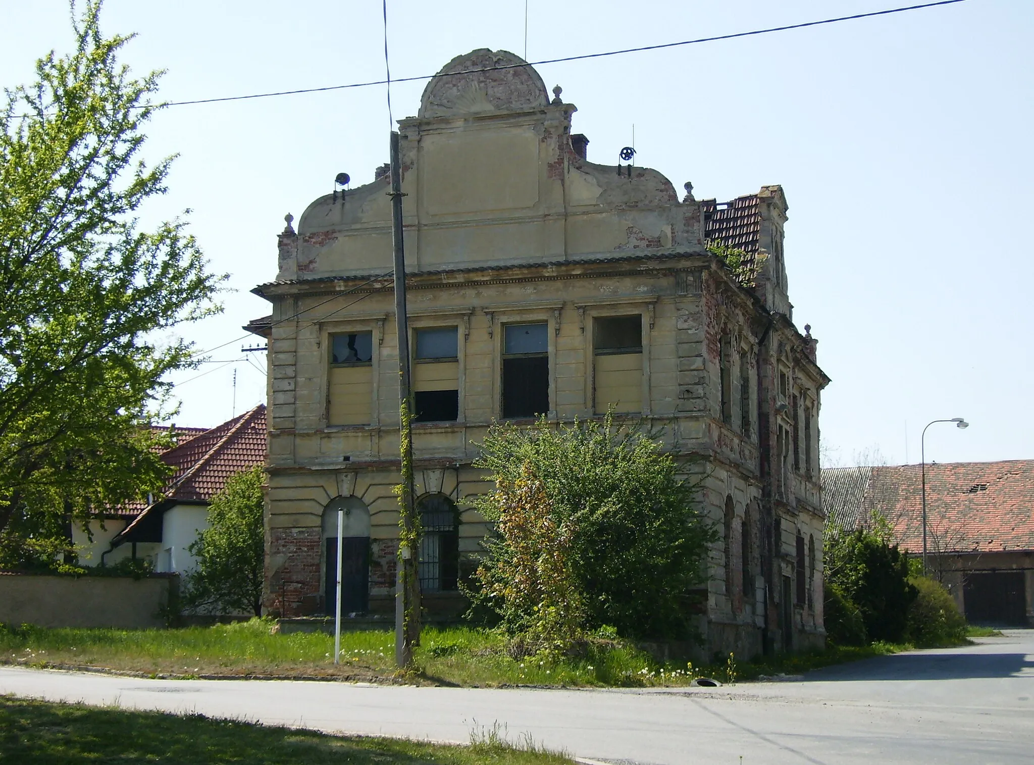 Photo showing: Rozpadající se budova ve Mstěticích u Zelenče
