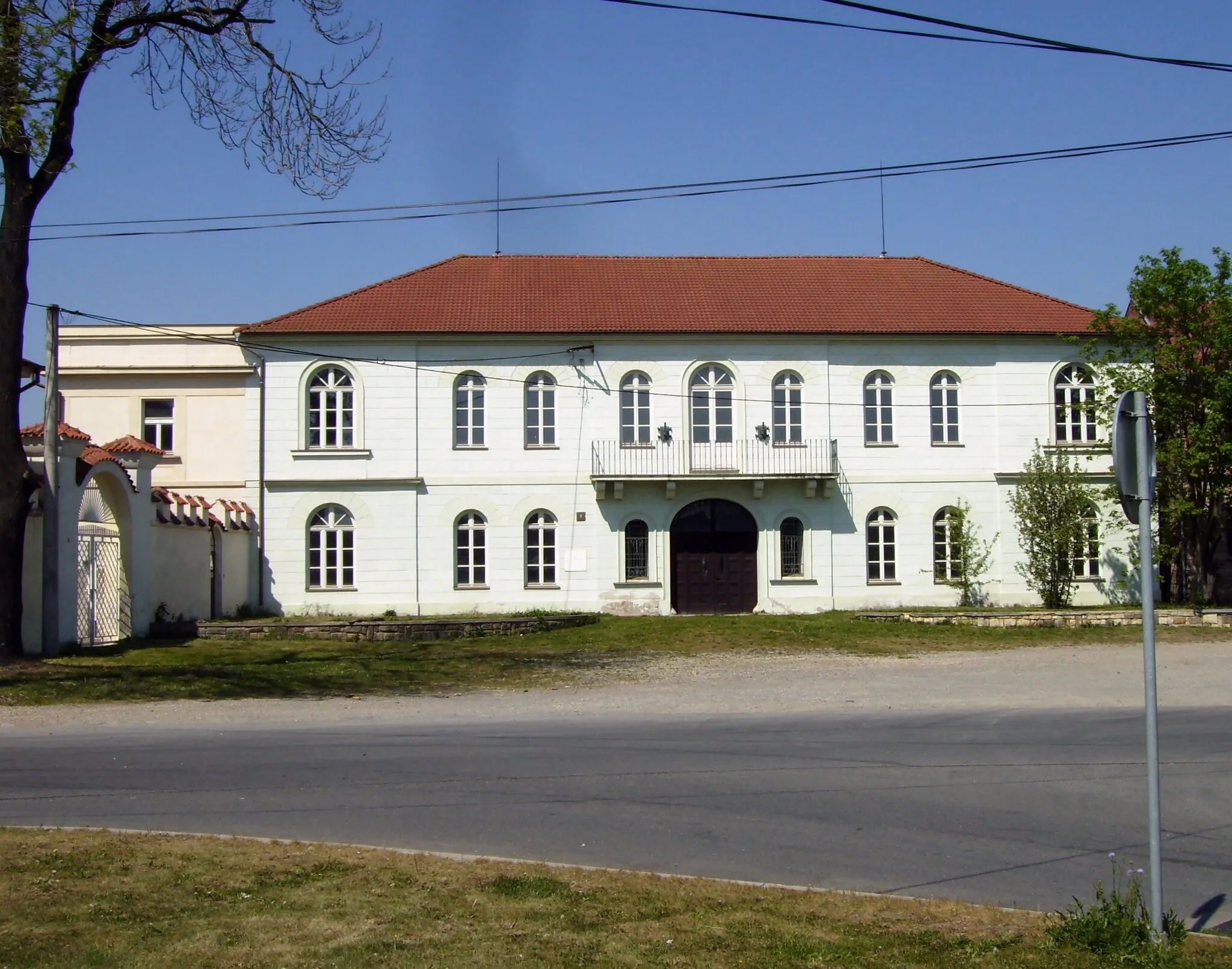 Photo showing: Opravená budova ve Mstěticích u Zelenče.