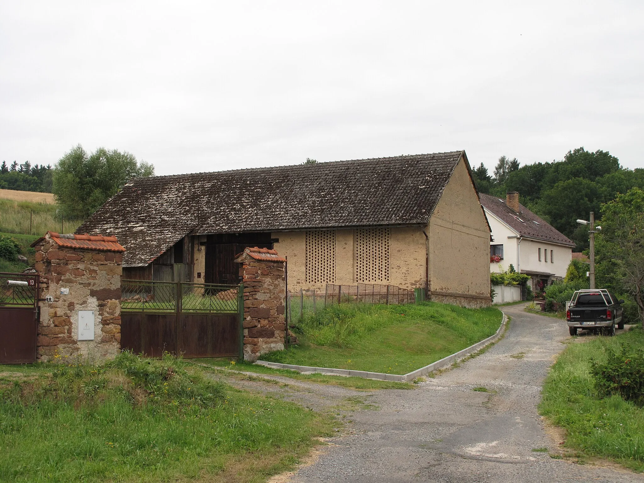 Photo showing: Barn in Výžerky village, Prague-East District, Czech Republic.