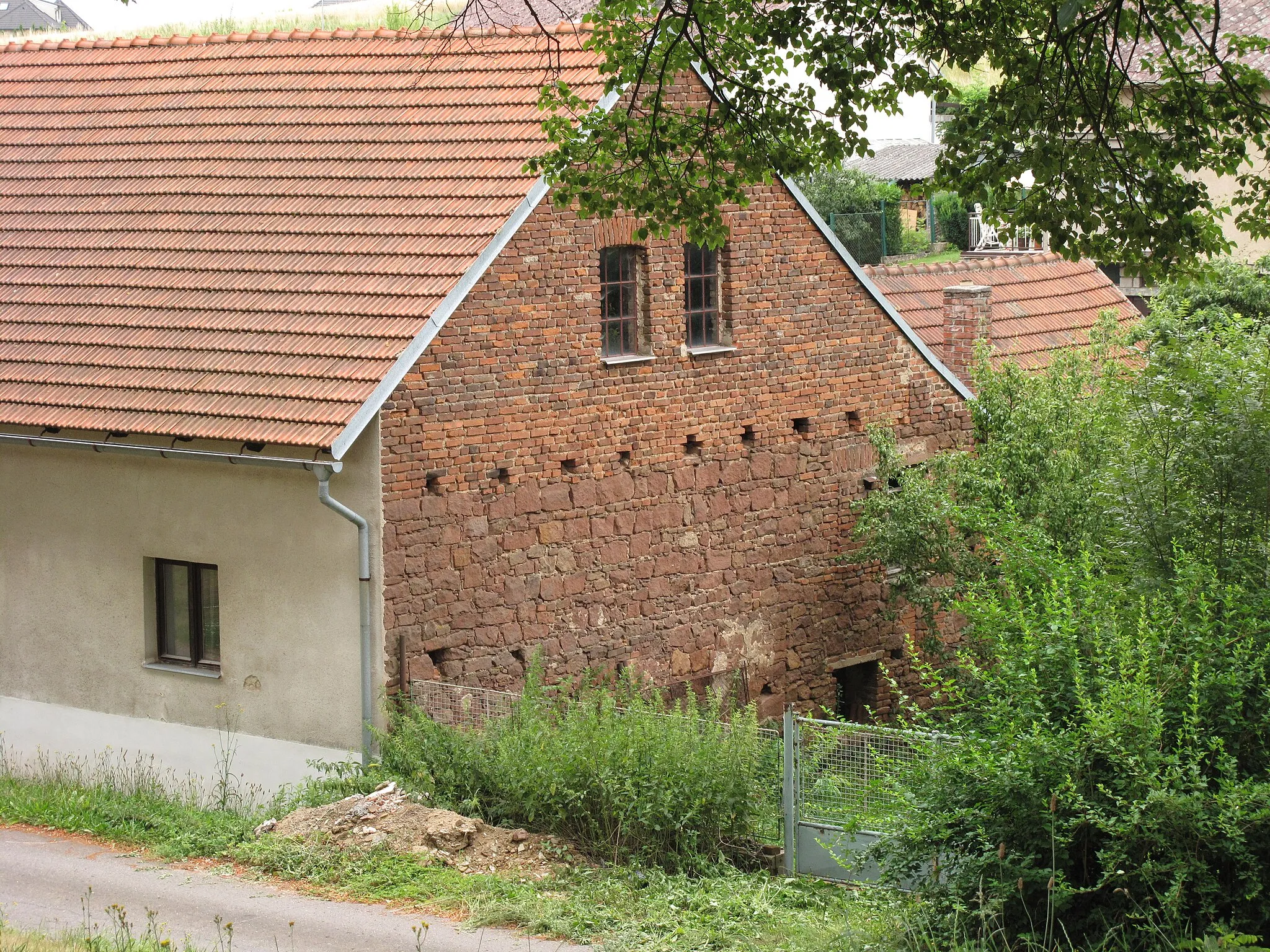 Photo showing: Stone and brick made facade of a house in Výžerky village, Prague-East District, Czech Republic.