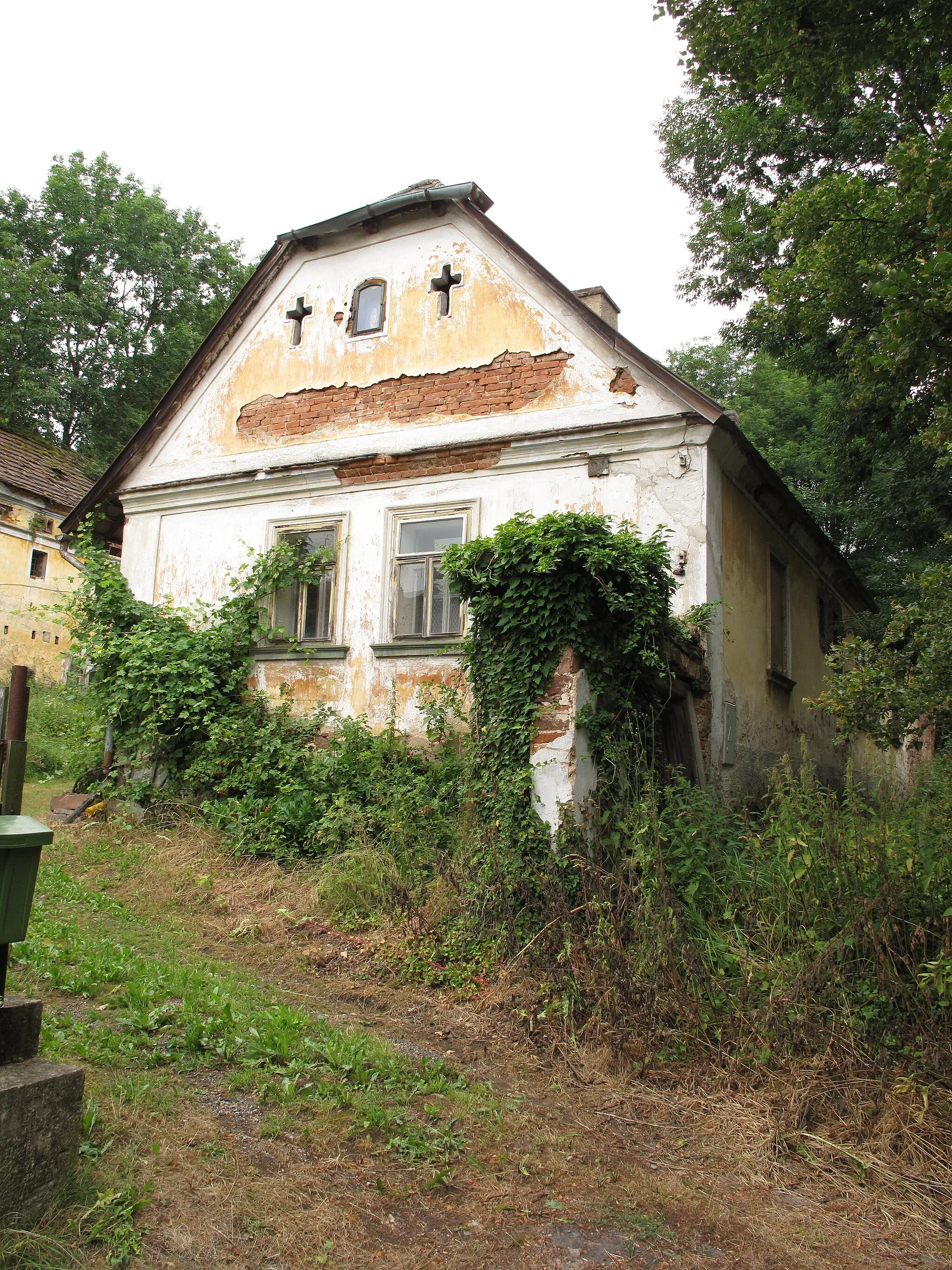 Photo showing: Facade of a house in Výžerky village, Prague-East District, Czech Republic.