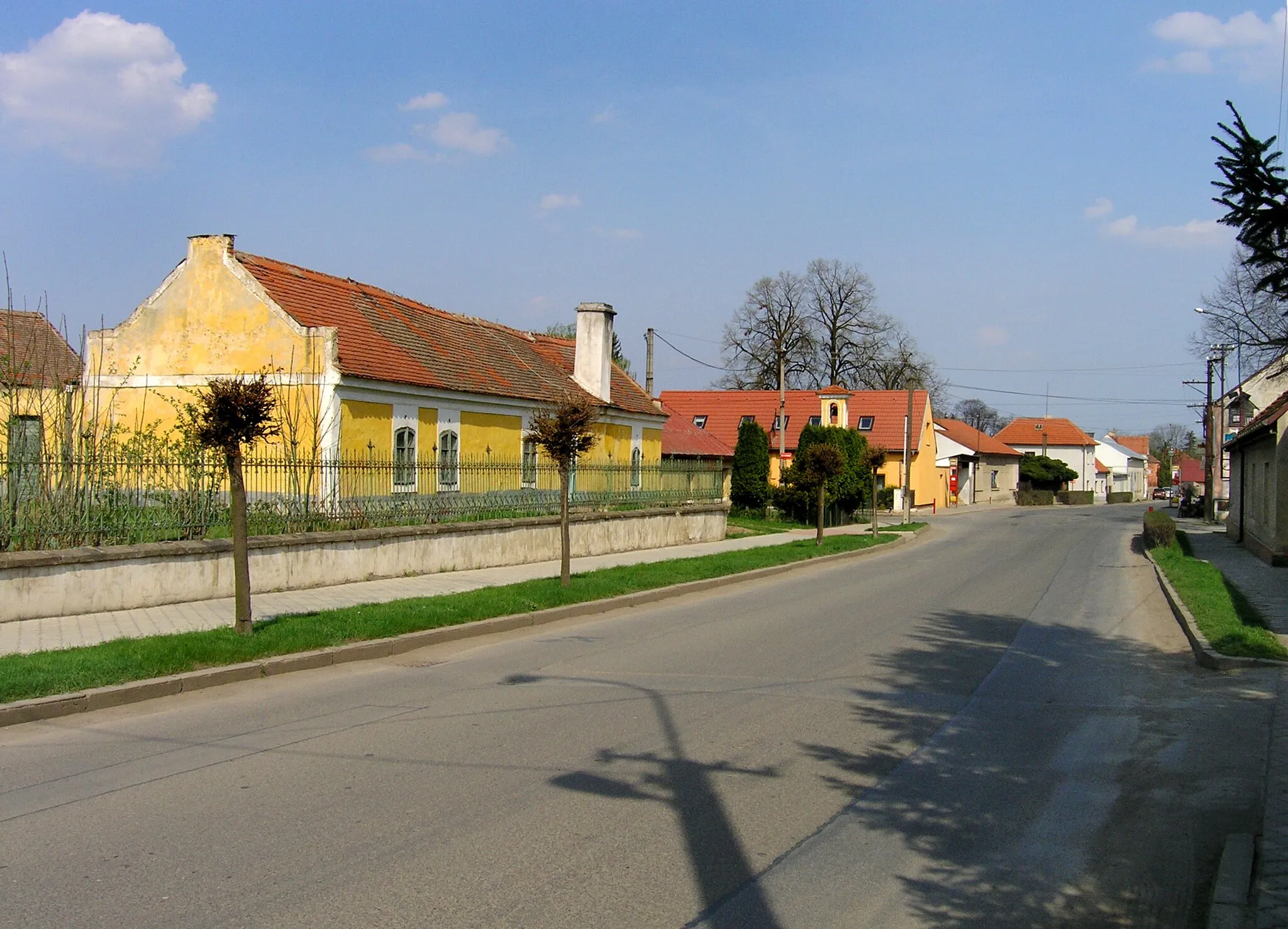 Photo showing: Hlavní street in Veleň, Czech Republic