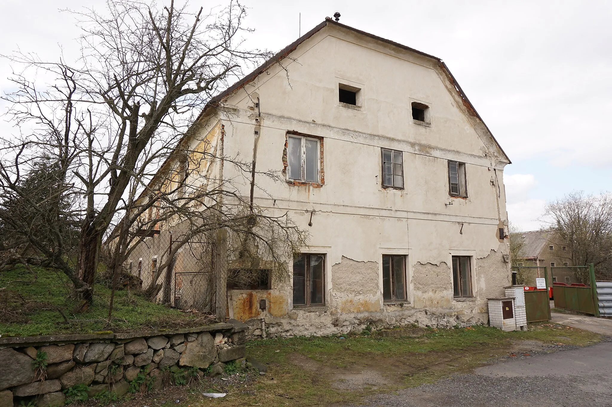 Photo showing: Sulice - areál statku čp. 19