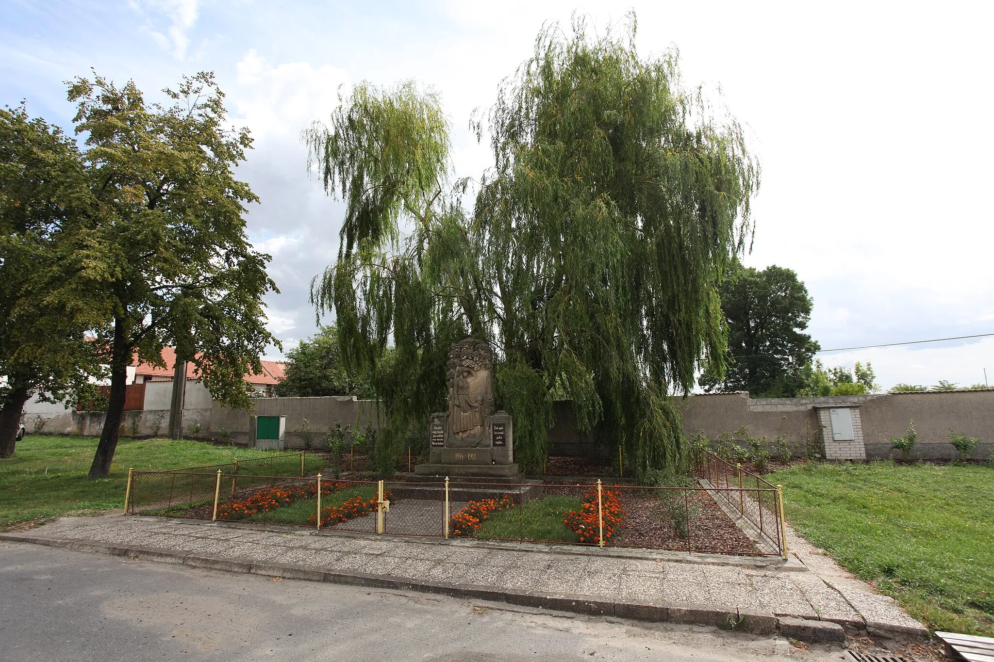 Photo showing: Sudovo Hlavno, pomník na návsi