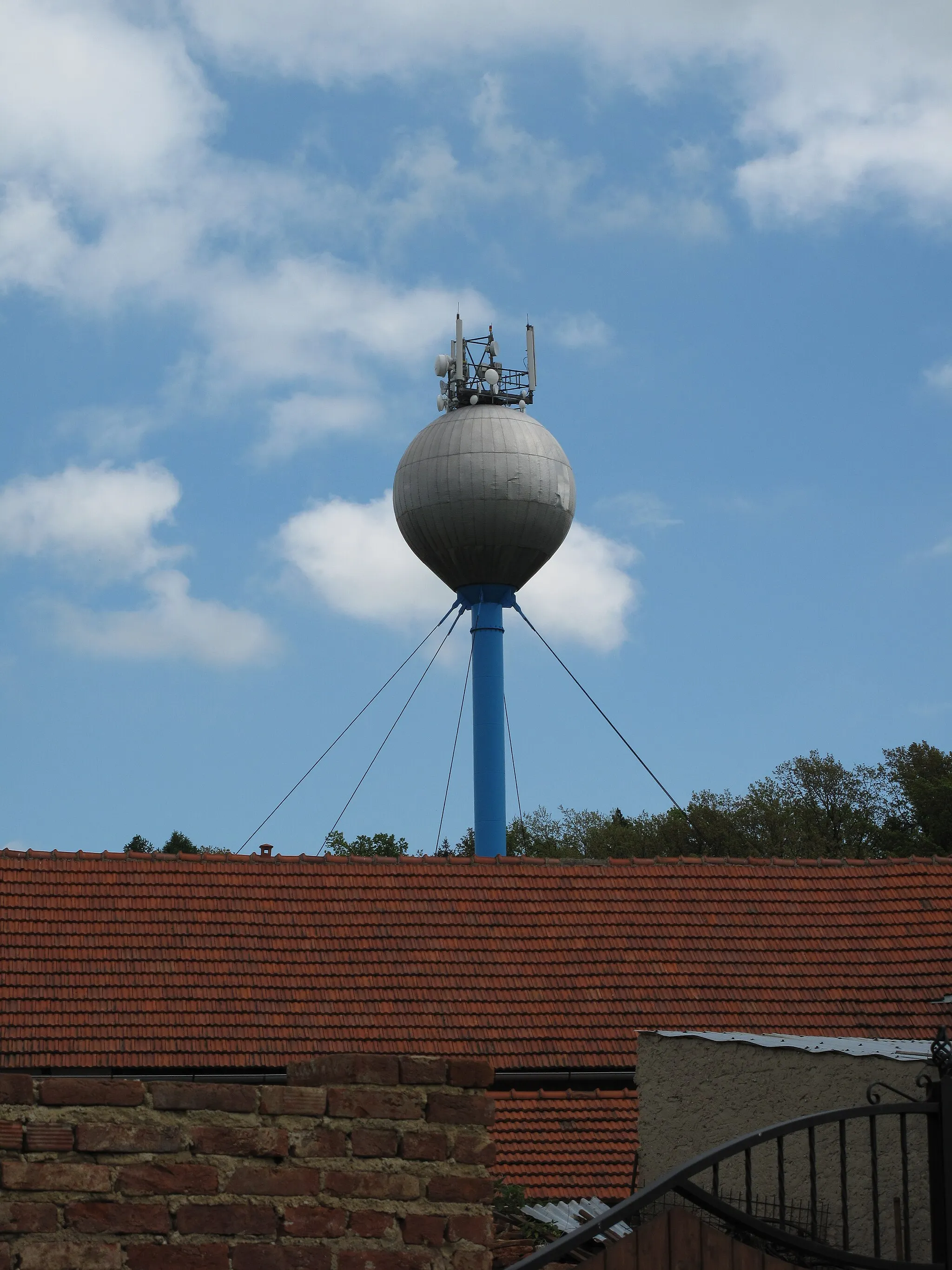 Photo showing: Water tower in Bulánka village, Prague-East District, Czech Republic.