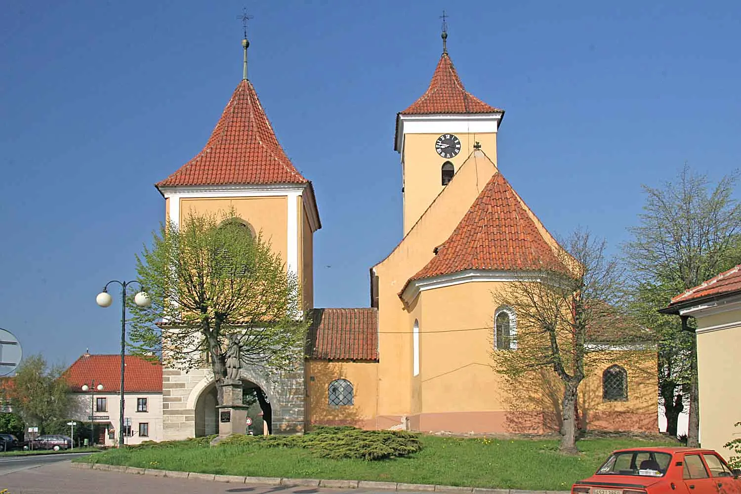 Photo showing: St Wenceslaus church and bell tower in Nehvizdy, Prague-East District, Czech Republic.
