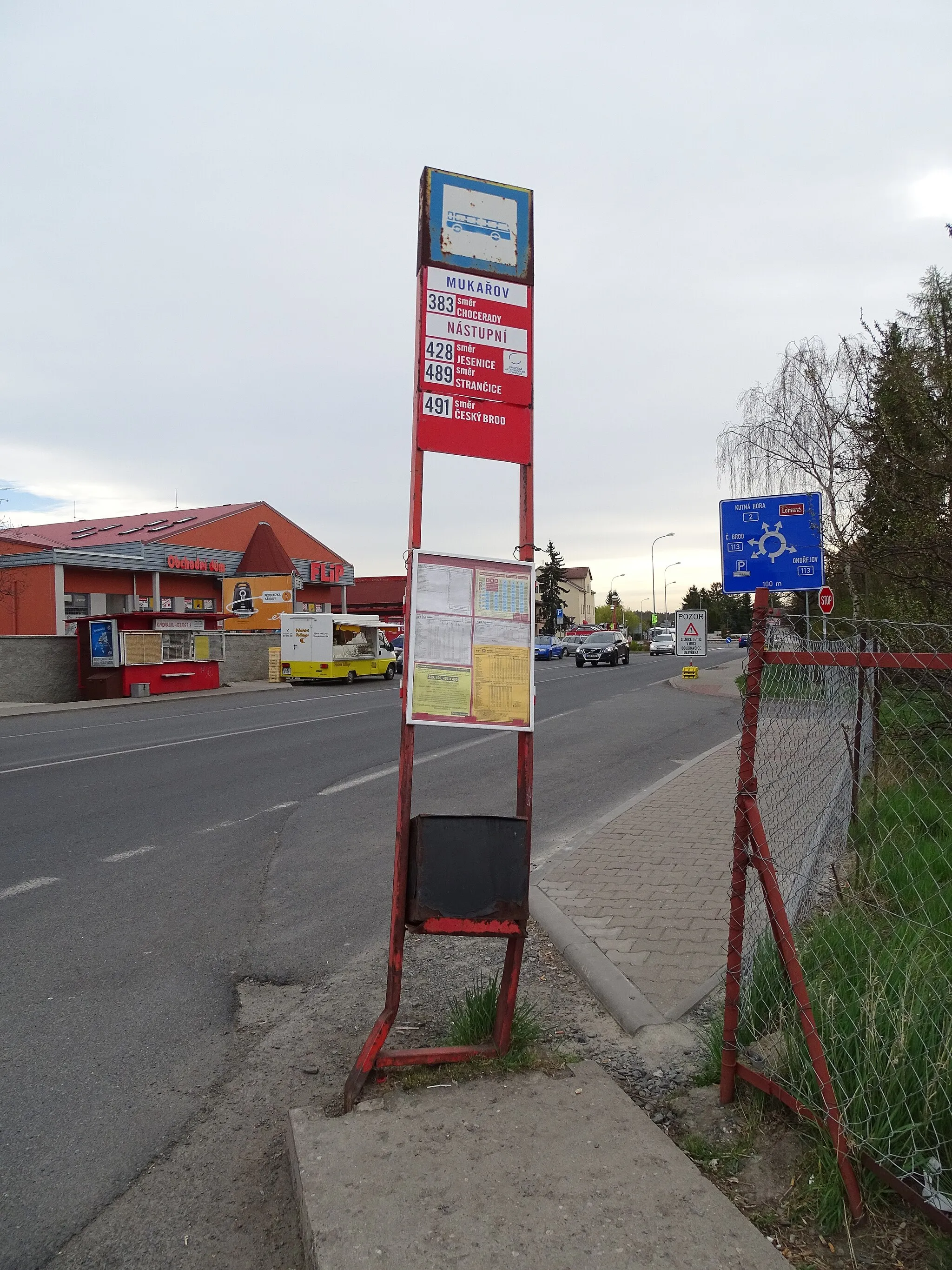 Photo showing: Mukařov-Srbín and Mukařov, Prague-East District, Central Bohemian Region, Czech Republic. Pražská street, bus stop Mukařov.