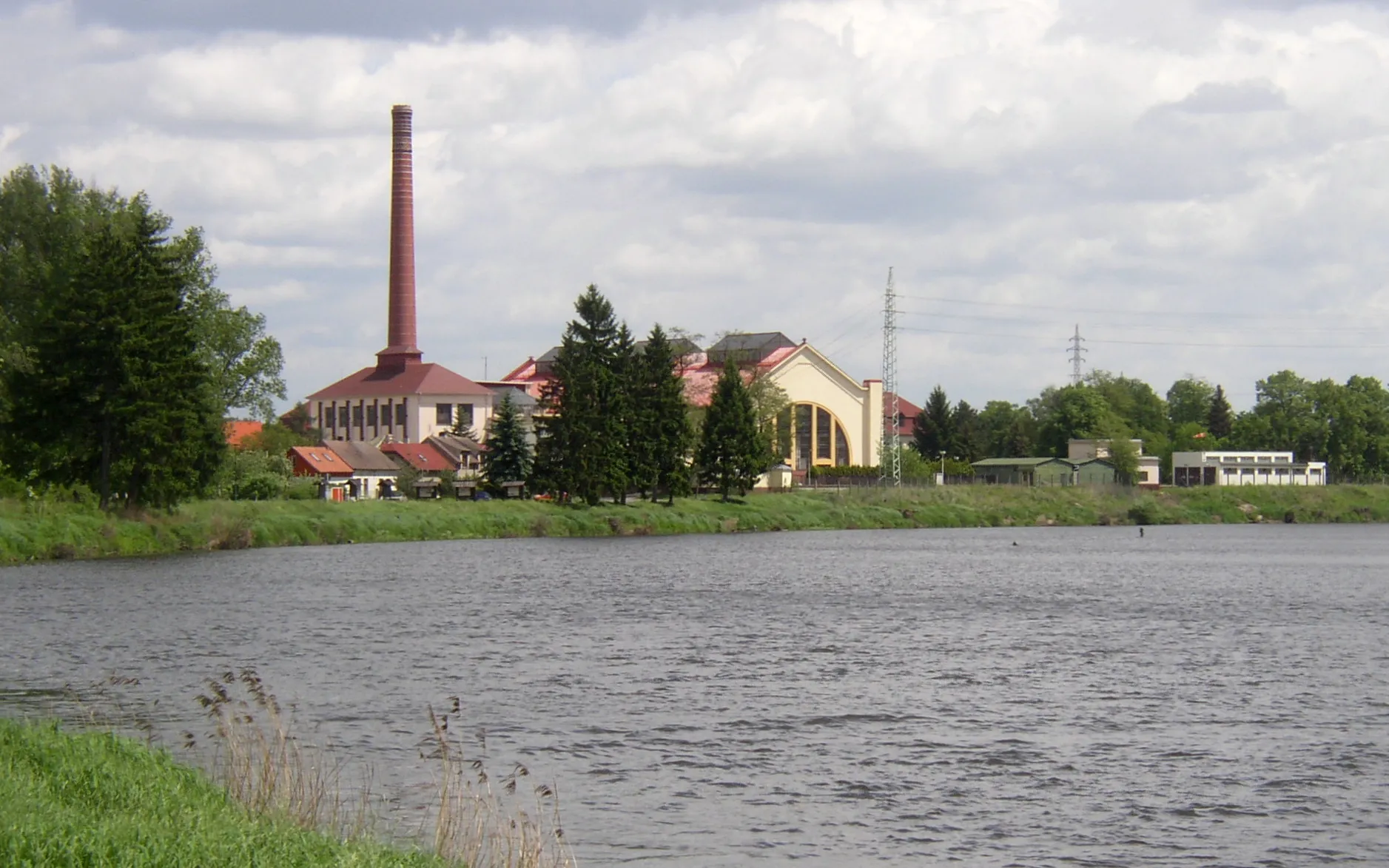Photo showing: Water treatment facility on right bank of the Elbe River in Káraný, Czech Republic. One of three major sources of drinking water for Prague.