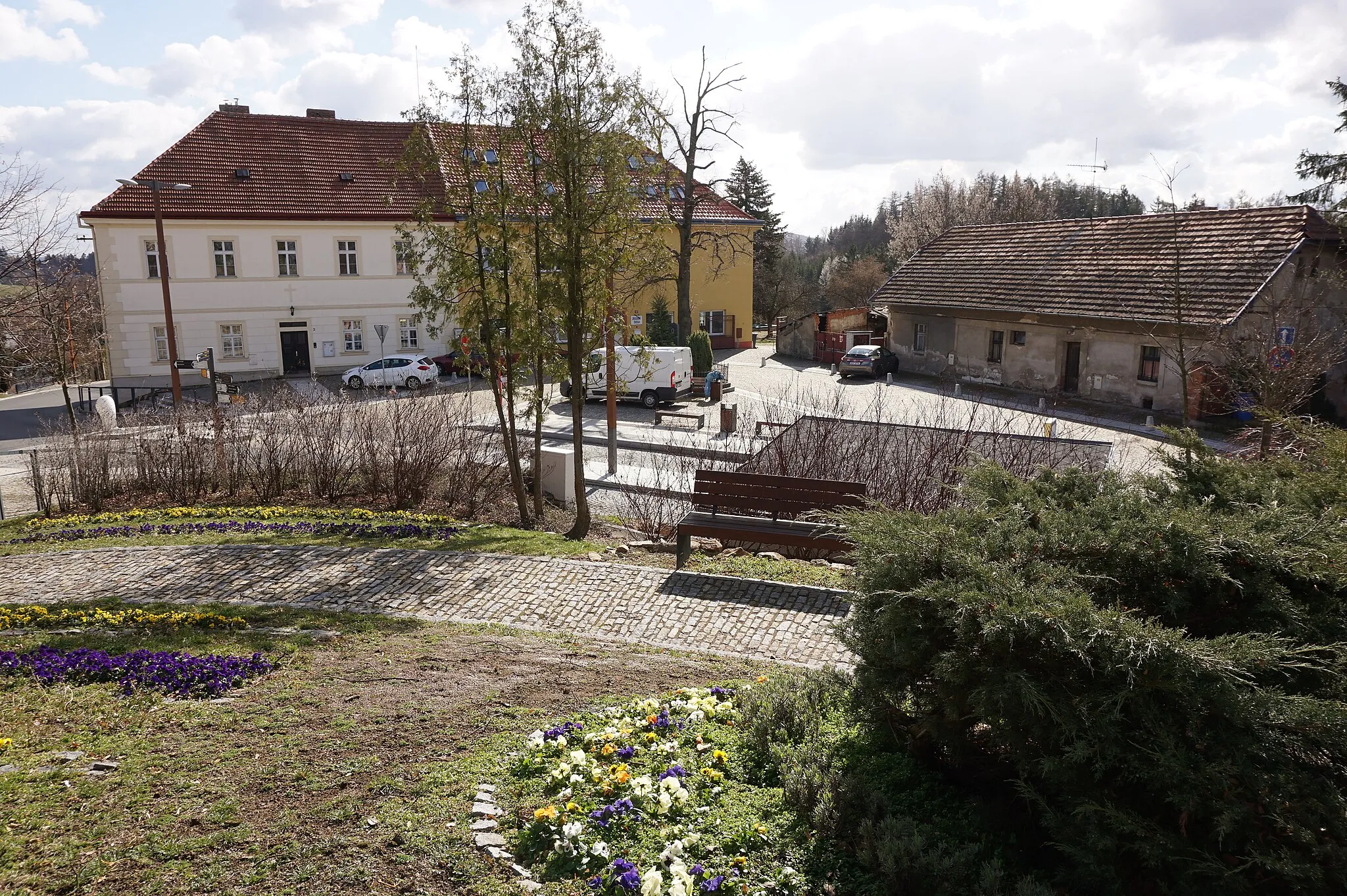 Photo showing: Kostelec u Křížků - náves, v pozadí čp. 42, 48 a 11