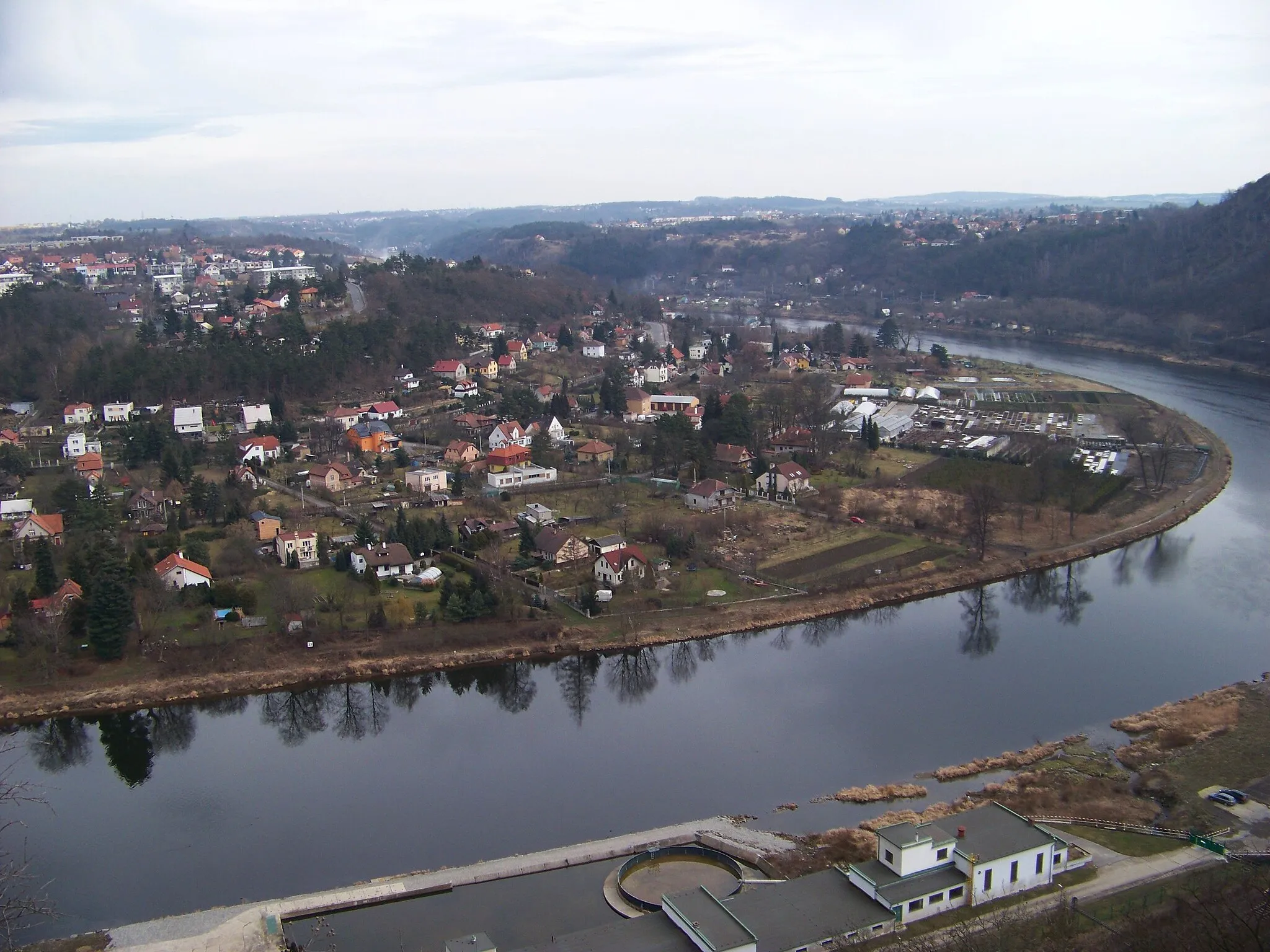Photo showing: A view from Podmoráň Viewpoint: Vltava river and Husinec-Řež, Prague-East District. Central Bohemian Region, Czech Republic.