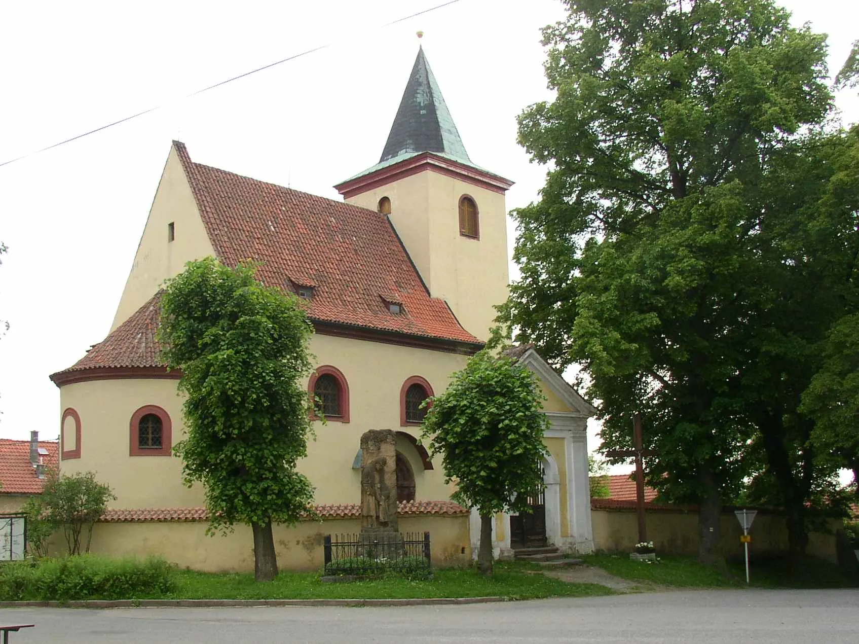 Photo showing: St Wenceslas church in Hrusice, a village 30 km southeast of Prague, Czech Republic. Major part of the late-Romanesque building originates from first half of 13th century.