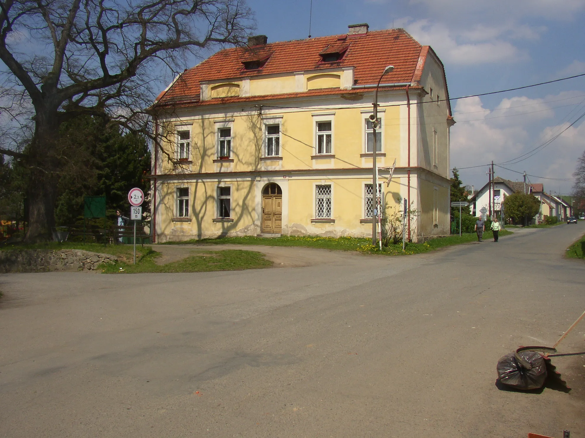 Photo showing: Hrusice, Prague-East District, Czech Republic. Rectory next to the church. Building originally from 18th century, one floor added in 1914.