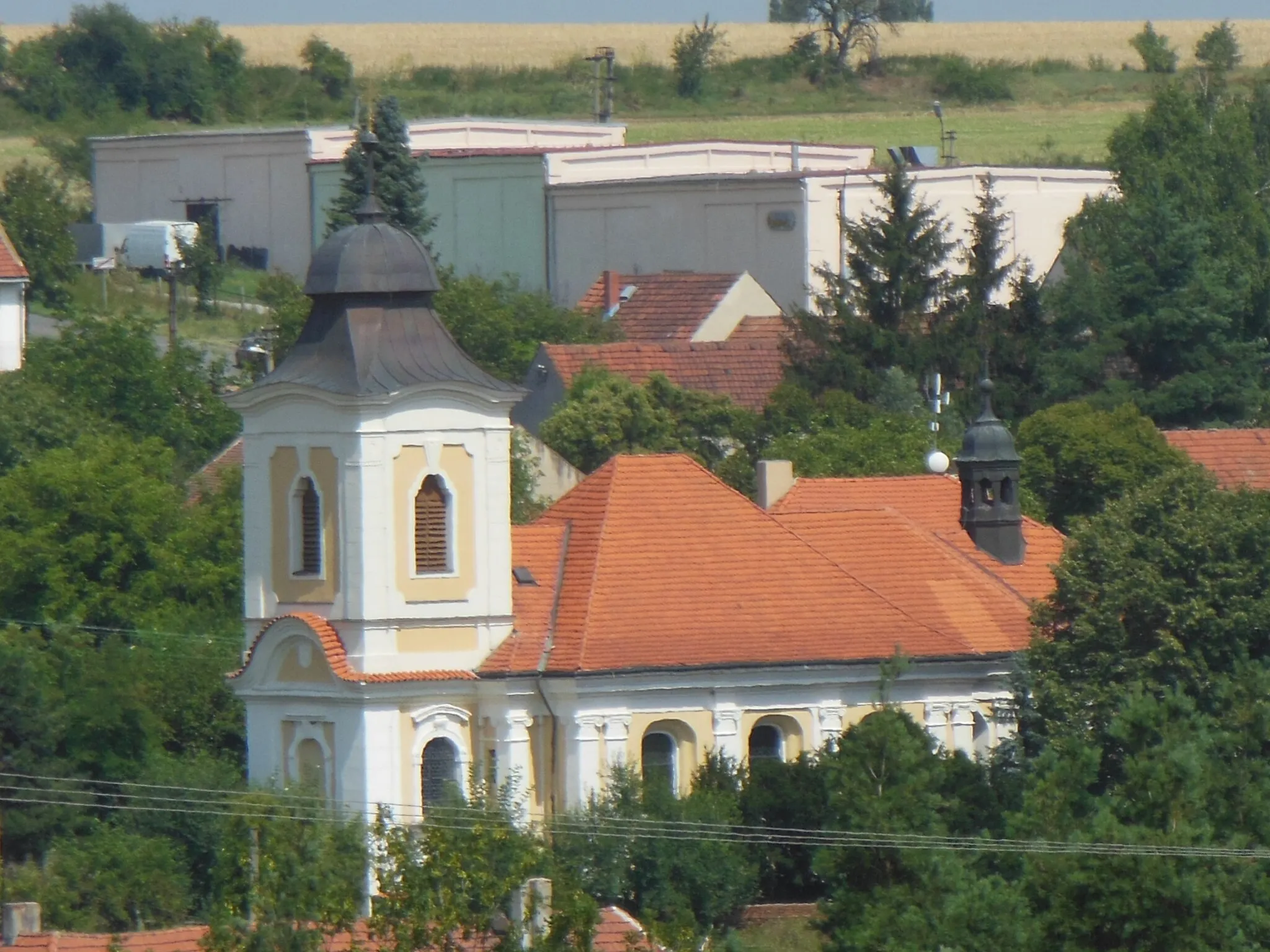 Photo showing: Kostel Nanebevzetí Panny Marie v Úněticích (okr. Praha-západ). Pohled z ulice Rýznerova.