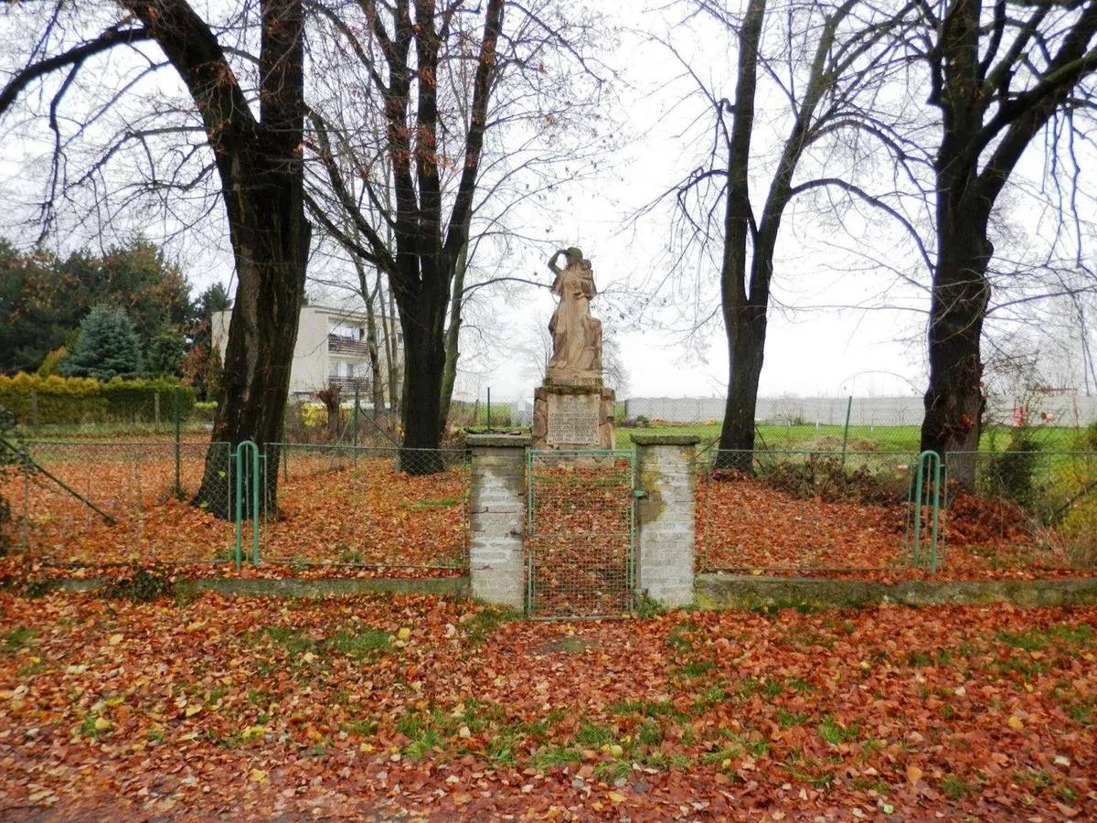 Photo showing: War memorial in Zlatníky-Hodkovice in Prague-West District – entry no. 9595.