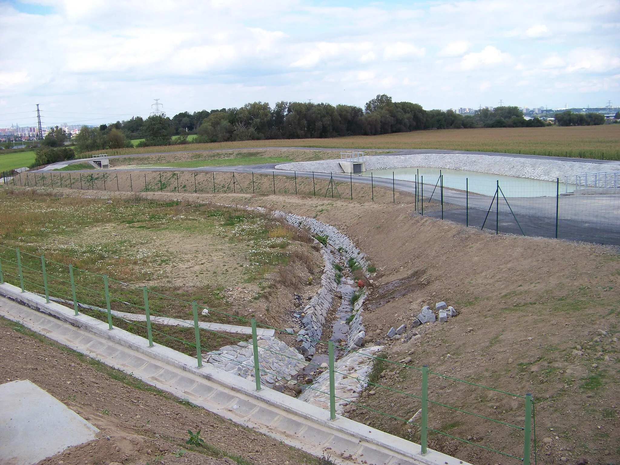 Photo showing: Zlatníky-Hodkovice, Prague-West District, Central Bohemian Region, the Czech Republic. A stream and retention reservoirs near Exit 3 of Prague Beltway.