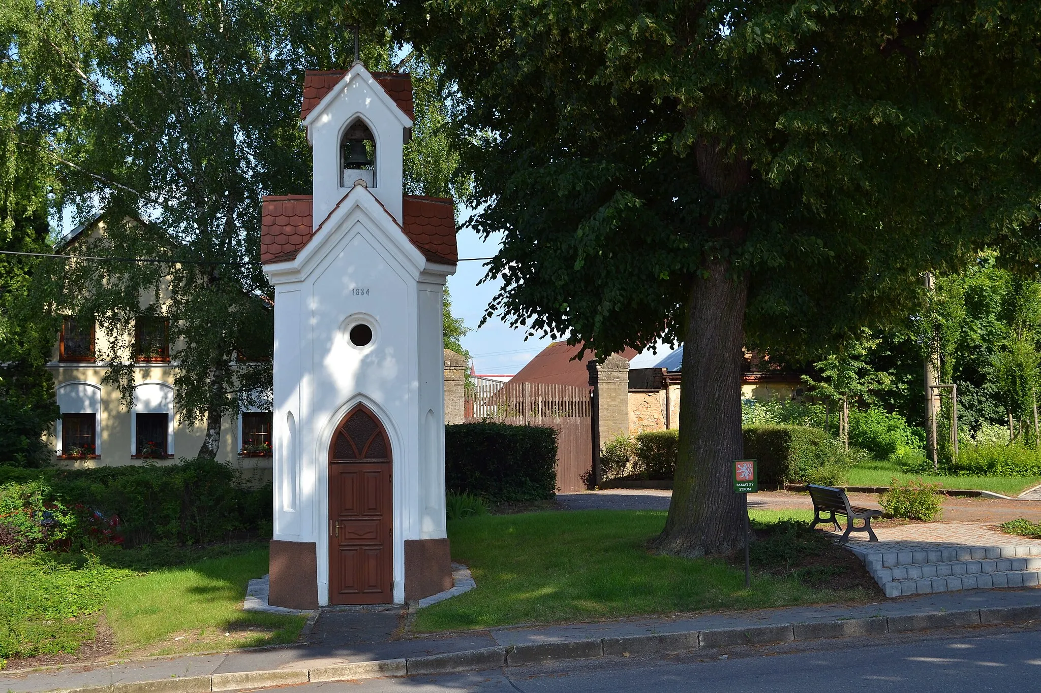 Photo showing: Famous tree (small-leaved Lime, tilia cordata) and St. Elisabeth chapel in Zbuzany, Central Bohemian Region, Czech Republic.