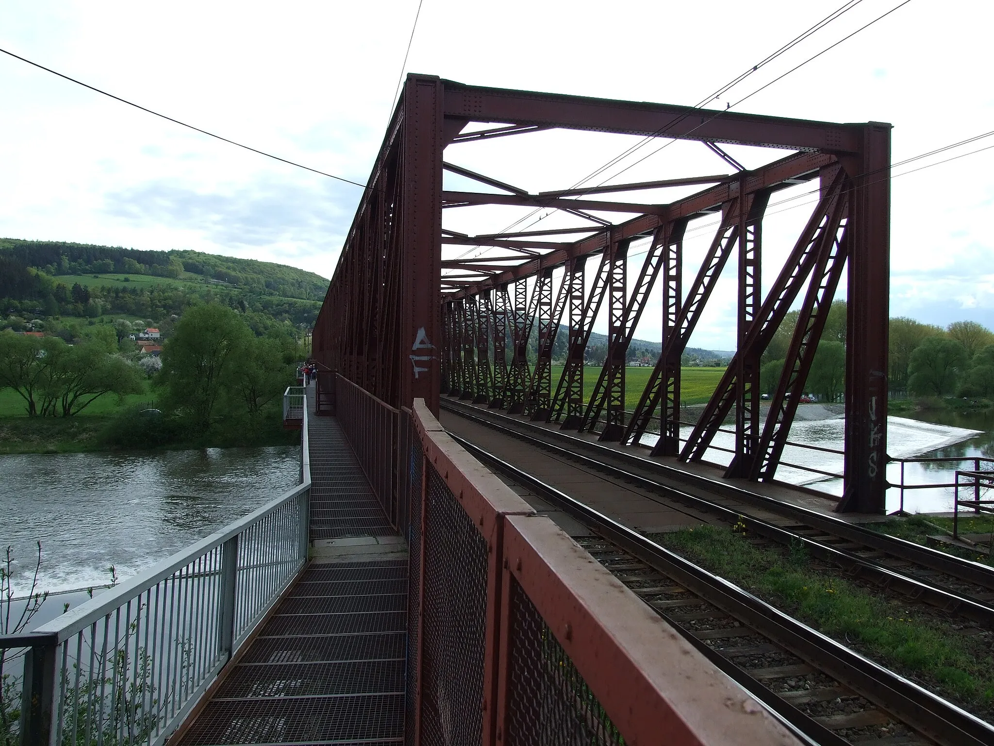 Photo showing: Rail bridge over Berounka on track from Prague to Beroun, Czech republic