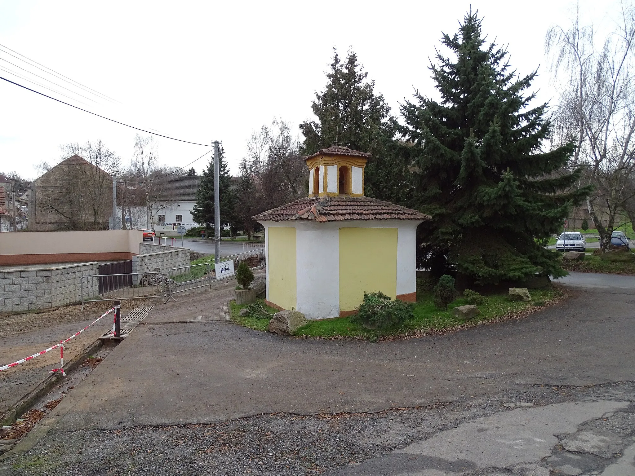 Photo showing: Velké Přílepy, Prague-West District, Central Bohemian Region, Czech Republic. Roztocká street, a chapel.