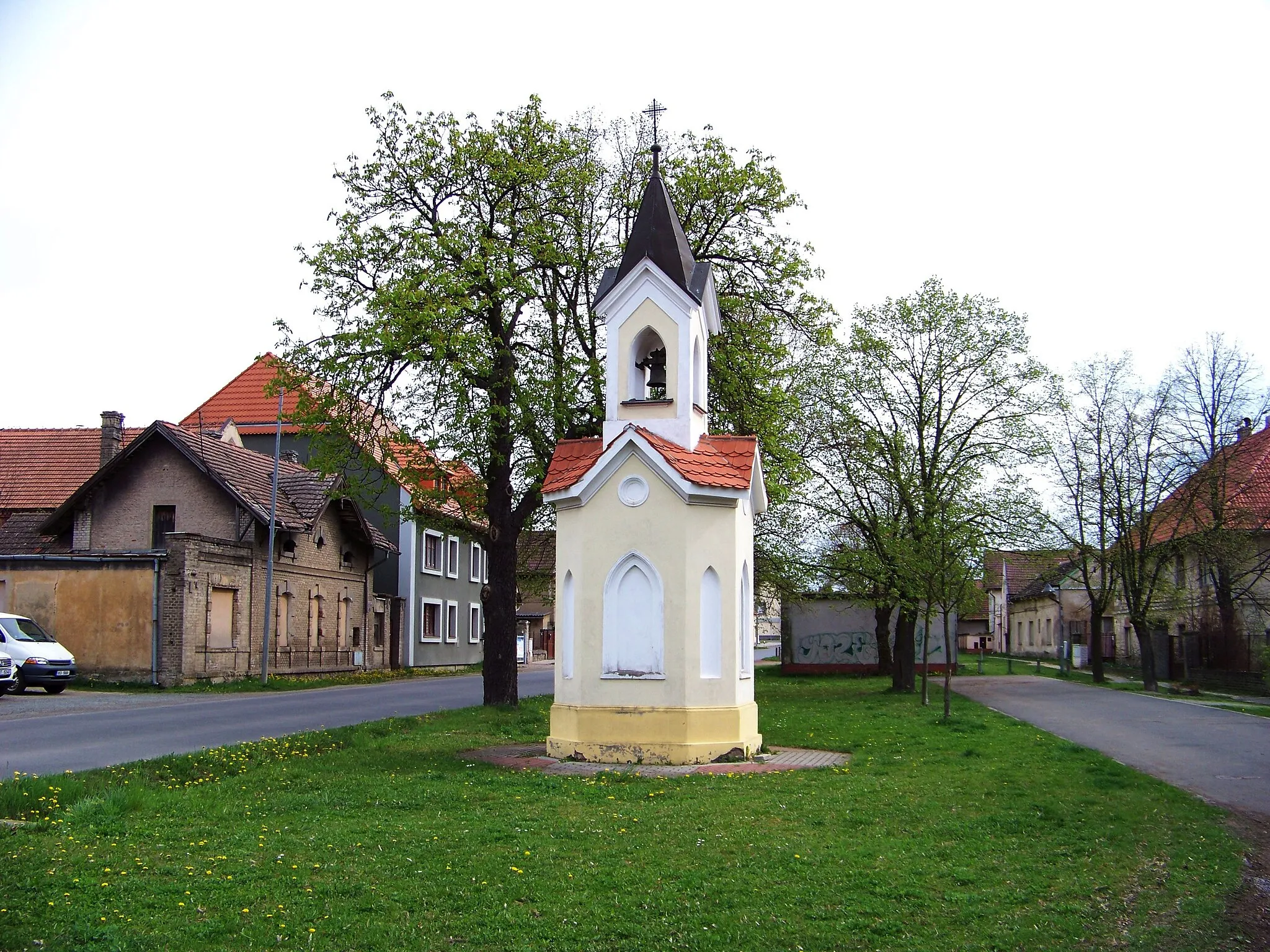 Photo showing: Rudná-Dušníky, Prague-West District, Central Bohemian Region, Czech Republic. Havlíčkovo náměstí, a chapel – bell tower.