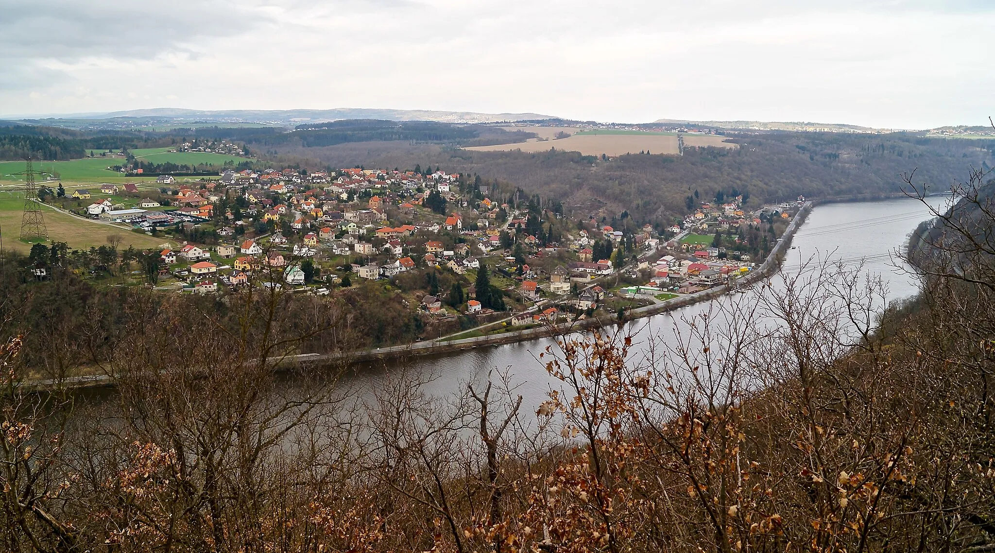Photo showing: View of Měchenice, from Oleško