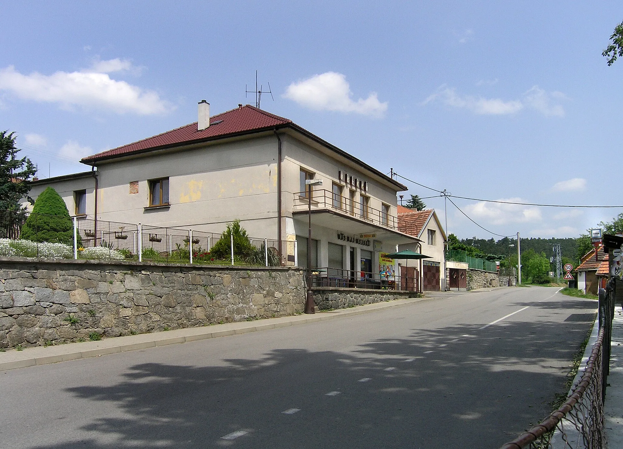 Photo showing: Bus stop and a shop in Kamenný Újezdec, part of Kamenný Přívoz, Czech Republic