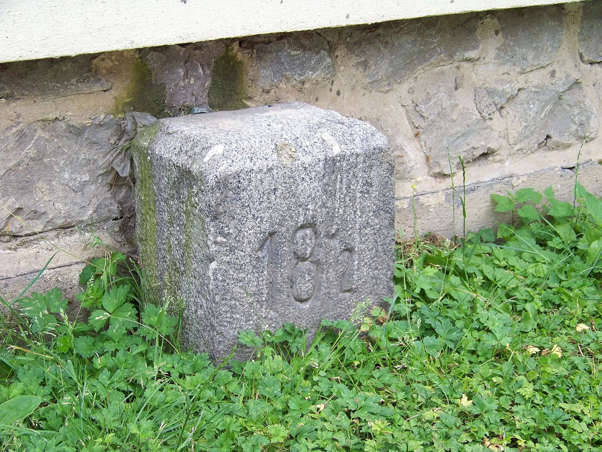 Photo showing: Jíloviště, Prague-West District, Central Bohemian Region, the Czech Republic. Pražská street, a kilometer stone 18.2.