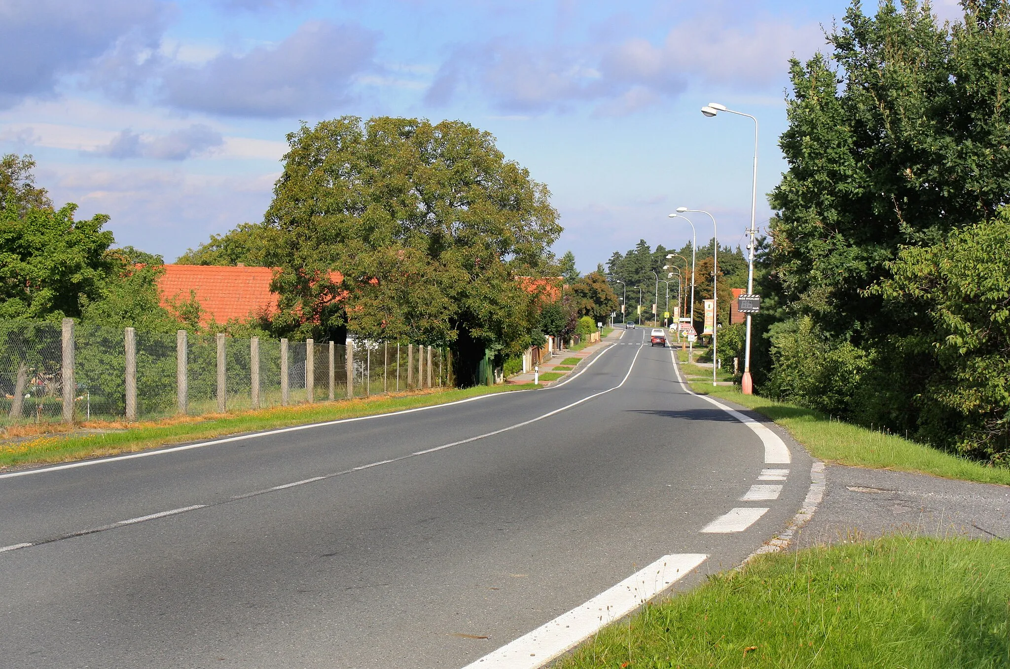 Photo showing: Road No 603 in Horní Jirčany, part of Jesenice village, Czech Republic