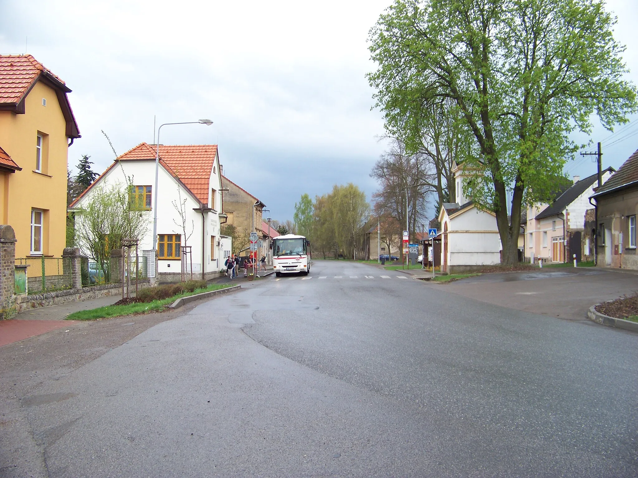 Photo showing: Drahelčice, Prague-West District, Central Bohemian Region, Czech Republic. Na Návsi.