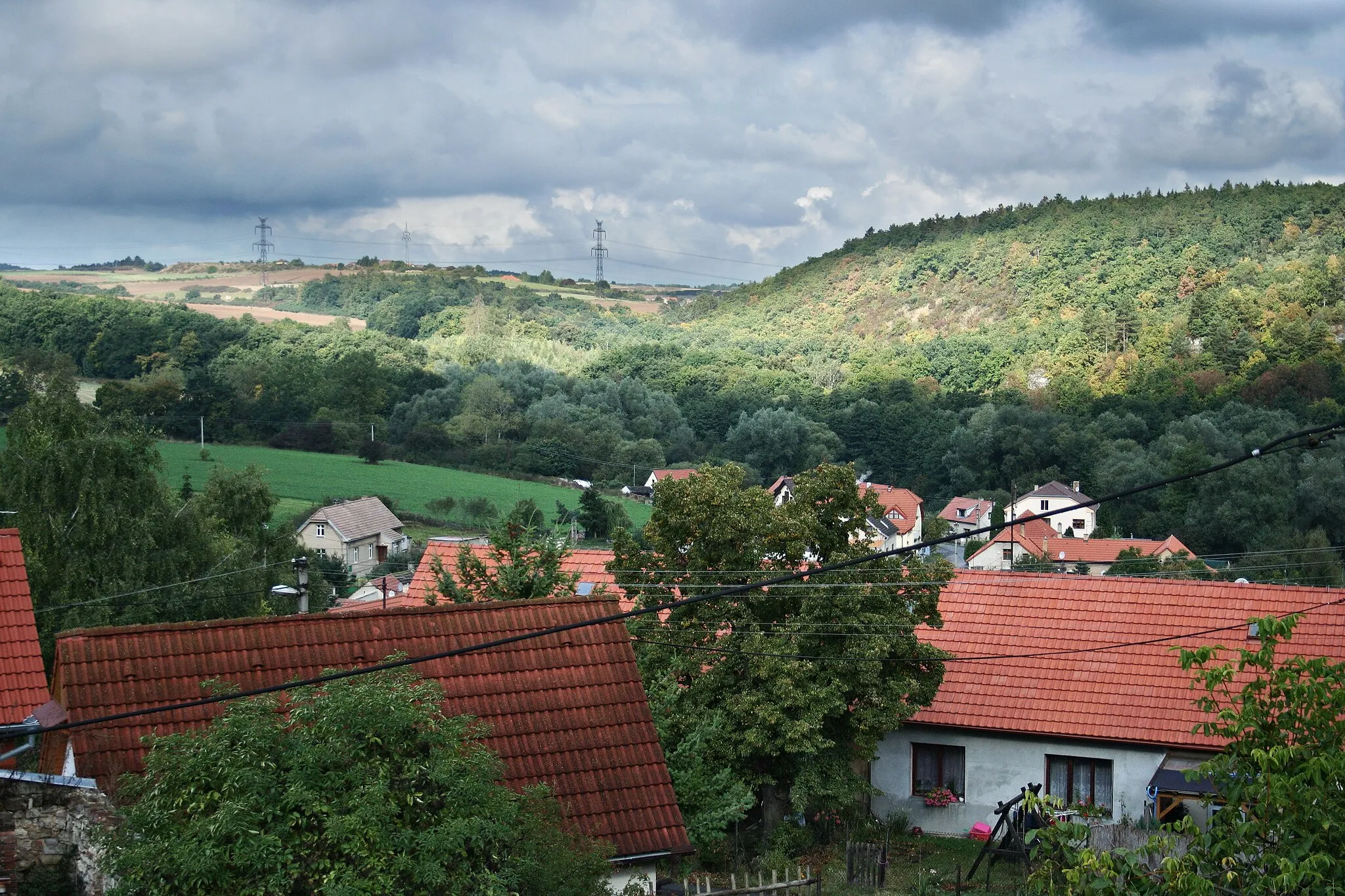 Photo showing: Choteč, okres Praha-západ. Pohled do údolí v létě (v pozadí Chýnice)