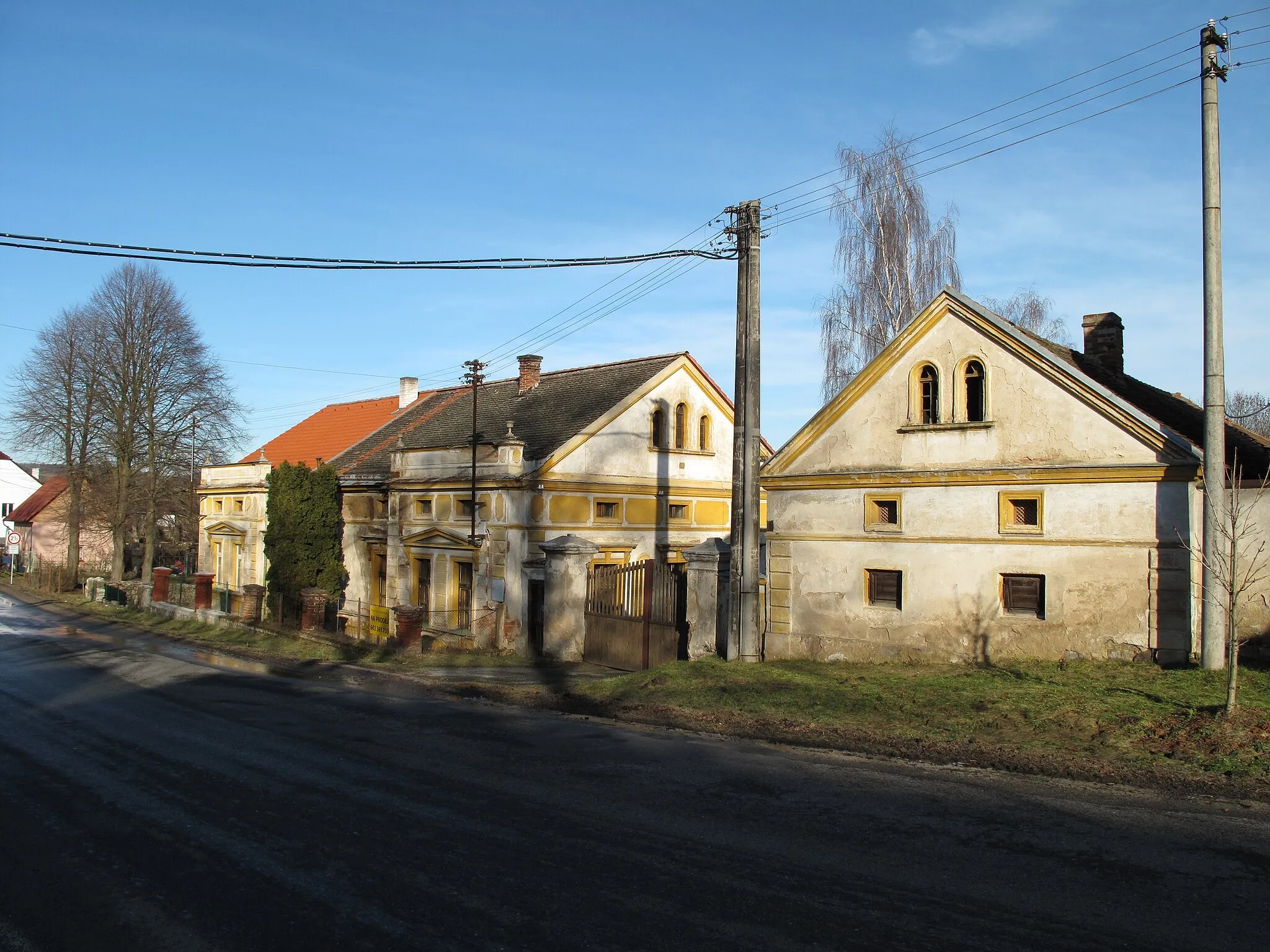 Photo showing: Houses by the road no. 102 in Chotilsko village, Příbram District, Czech Republic.