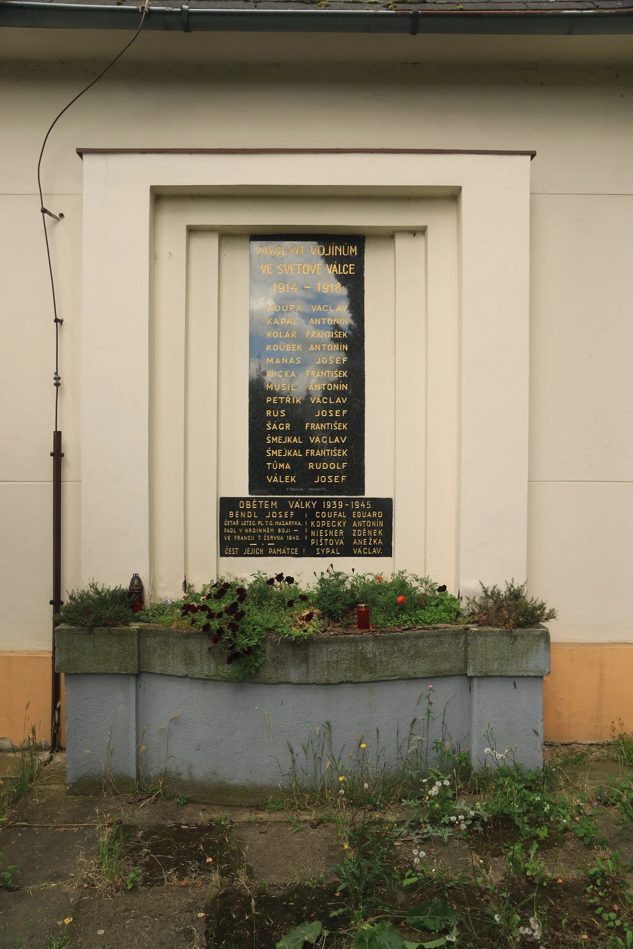 Photo showing: Overview of World Wars memorial at Všetatská street in Miškovice, Prague.
